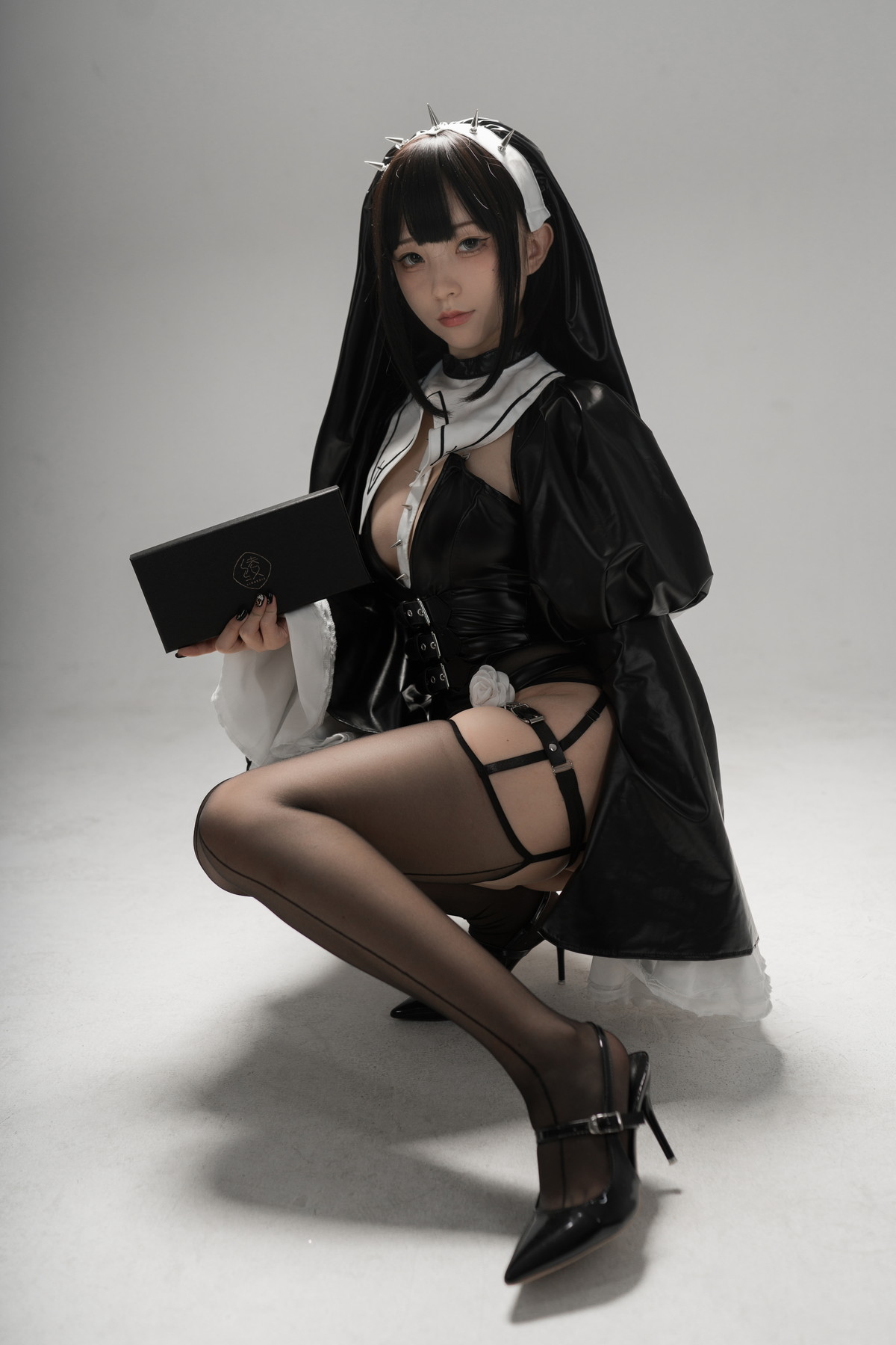 Xgyw.Net_网络美女花铃杀戮修女主题性感黑色皮质修女服饰配黑丝吊袜秀美腿诱惑写真89P