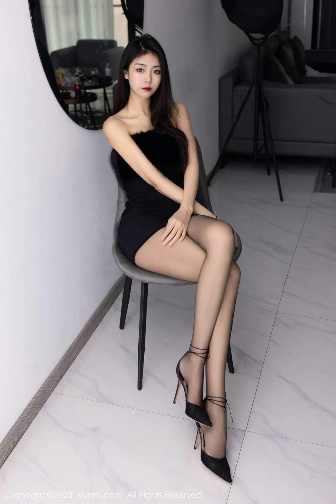 Xgyw.Net_XiuRen第6275期_模特可乐Vicky黑色露肩连衣短裙配超薄黑丝秀苗条身材性感写真60P
