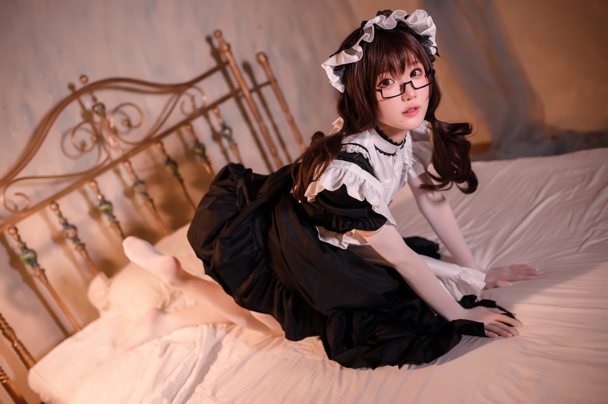 Xgyw.Net_动漫博主阿包也是兔娘传统长裙女仆主题私房性感黑色女仆裙半撩秀翘臀诱惑写真47P