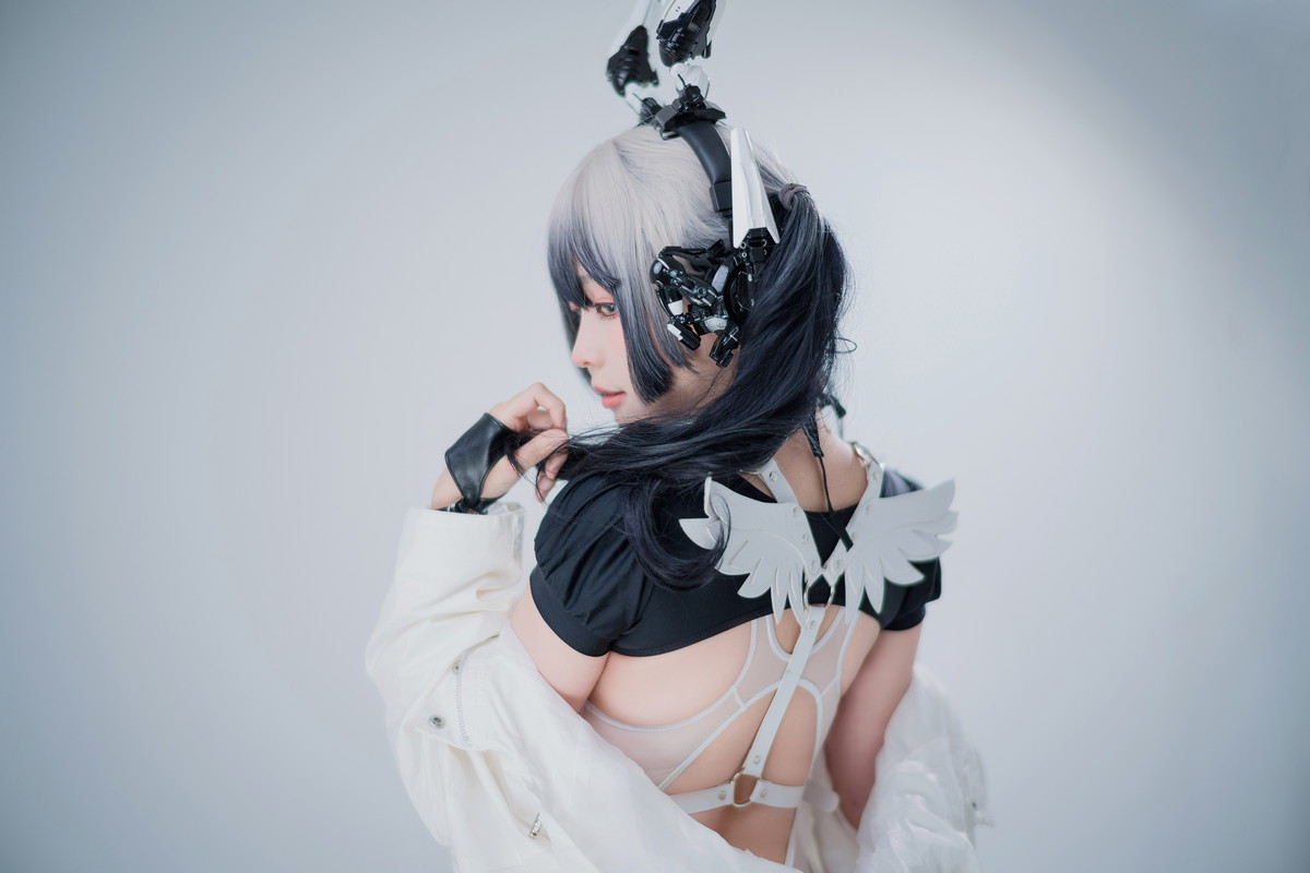 Xgyw.Net_Coser妹子Ely_eee-CyberGirl Blanche主题私房性感高叉连体衣秀翘臀美腿诱惑写真42P