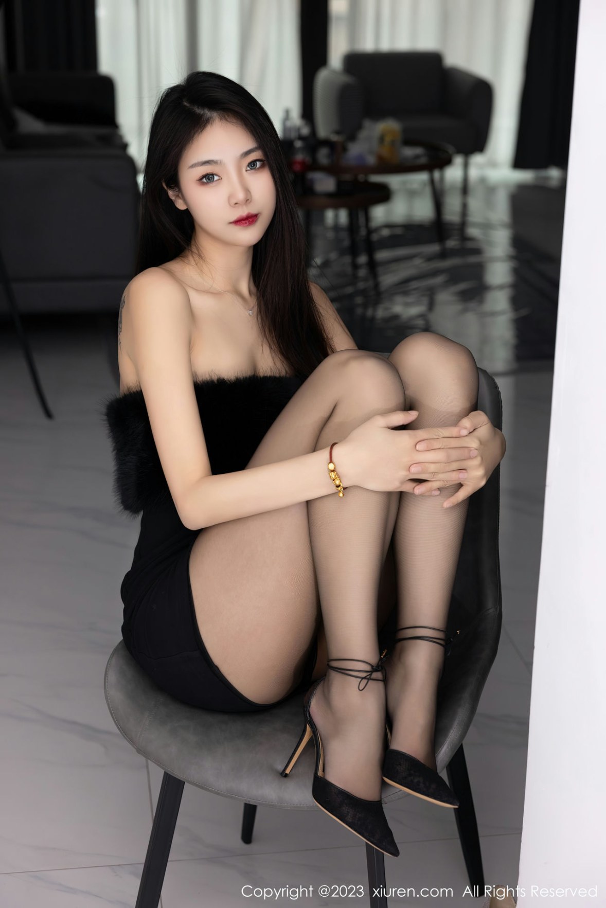 Xgyw.Net_XiuRen第6275期_模特可乐Vicky黑色露肩连衣短裙配超薄黑丝秀苗条身材性感写真60P