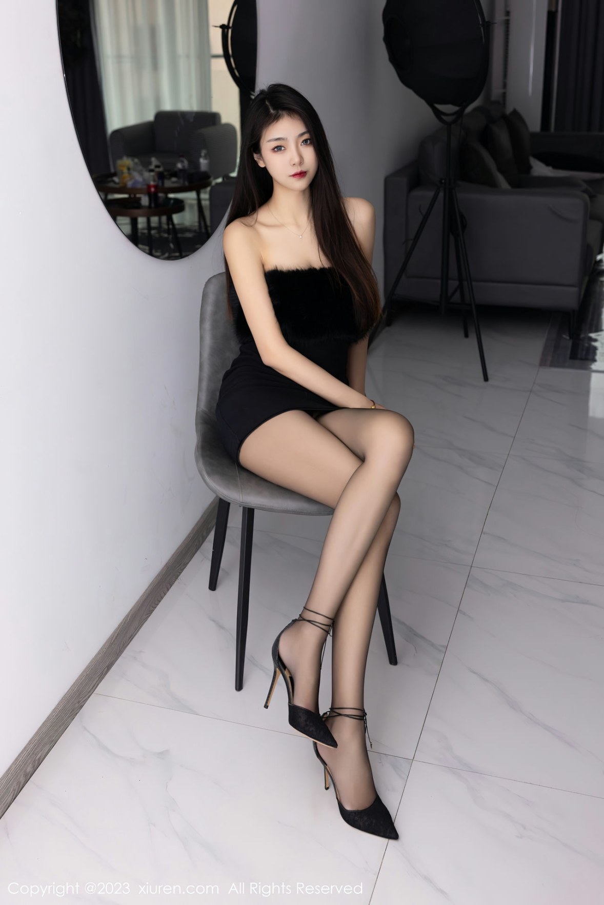 Xgyw.Net_XiuRen第6275期_模特可乐Vicky黑色露肩连衣短裙配超薄黑丝秀苗条身材性感写真60P