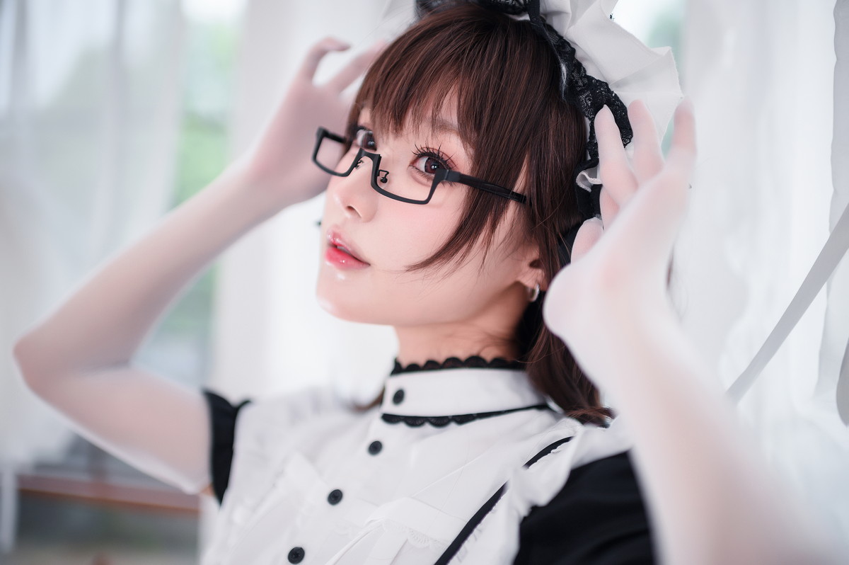 Xgyw.Net_动漫博主阿包也是兔娘传统长裙女仆主题私房性感黑色女仆裙半撩秀翘臀诱惑写真47P