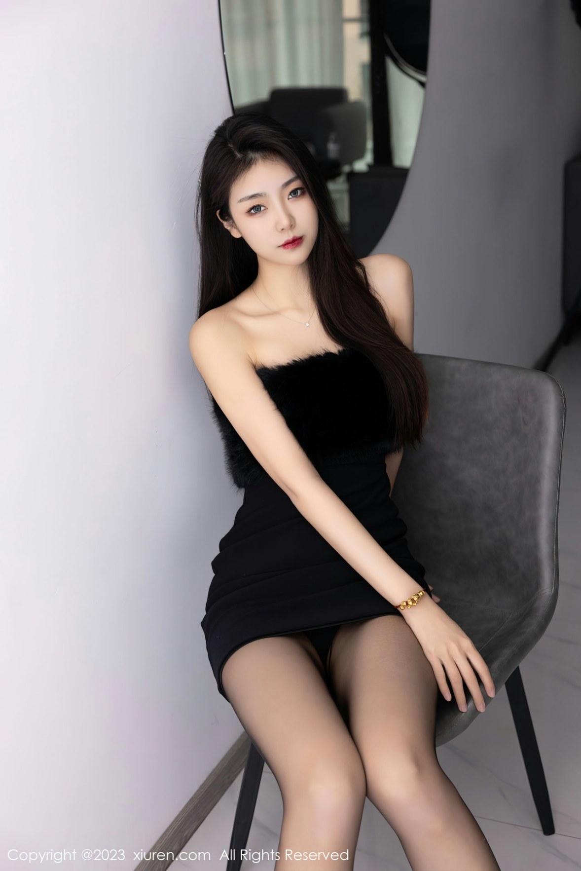 Xgyw.Net_XiuRen第6275期_模特可乐Vicky黑色露肩连衣短裙配超薄黑丝秀苗条身材性感写真60P