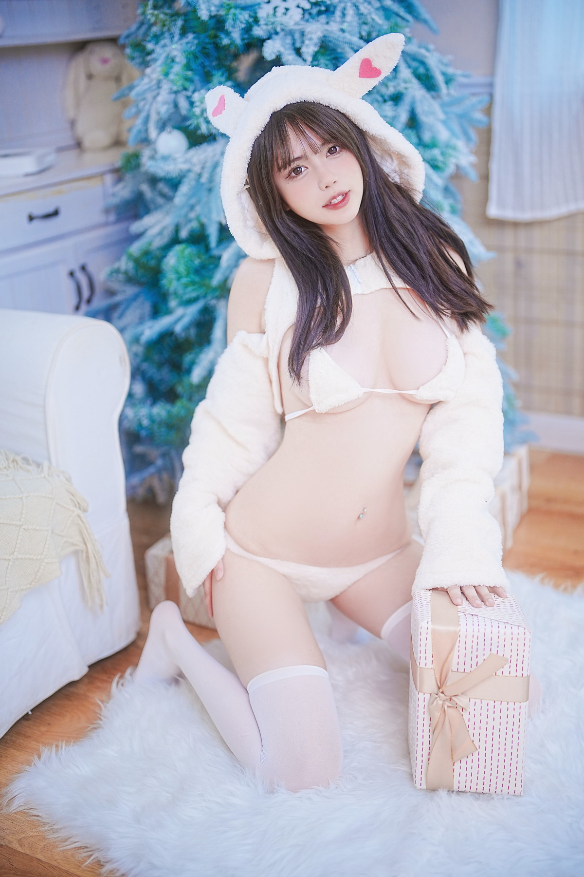 Xgyw.Net_动漫博主Tina很妖孽呀小兔子乖乖主题私房白色绒毛内衣配白丝袜丰满诱惑写真52P