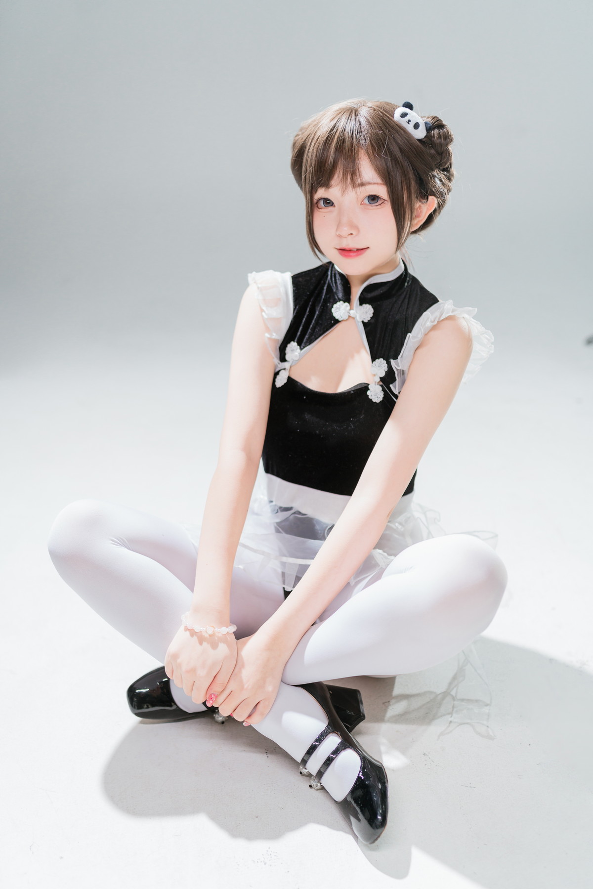 Xgyw.Net_网络美女花铃高叉小熊猫主题私房性感黑色高叉连体衣配白丝裤袜迷人诱惑写真85P
