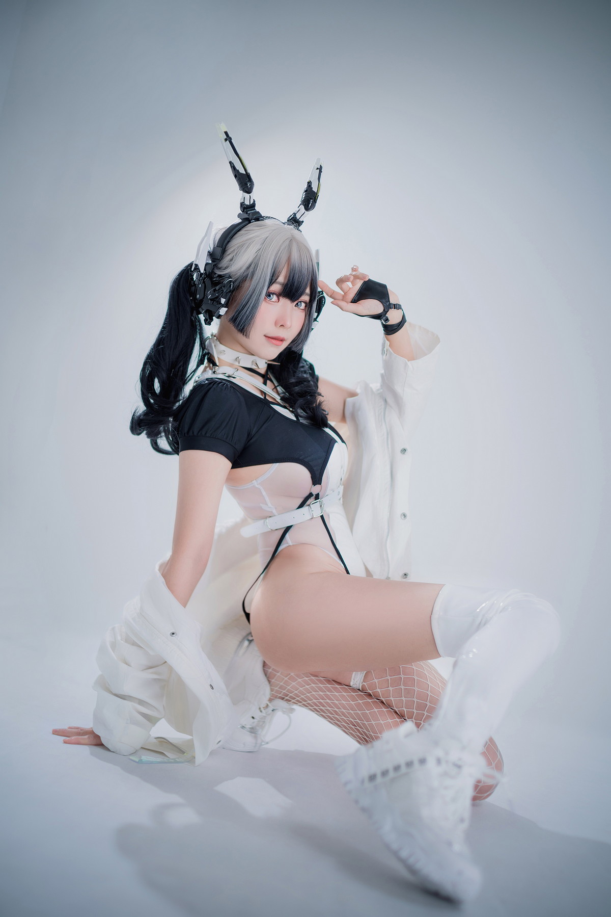 Xgyw.Net_Coser妹子Ely_eee-CyberGirl Blanche主题私房性感高叉连体衣秀翘臀美腿诱惑写真42P