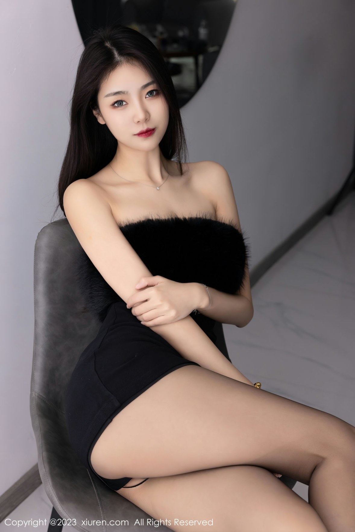 Xgyw.Net_XiuRen第6275期_模特可乐Vicky黑色露肩连衣短裙配超薄黑丝秀苗条身材性感写真60P