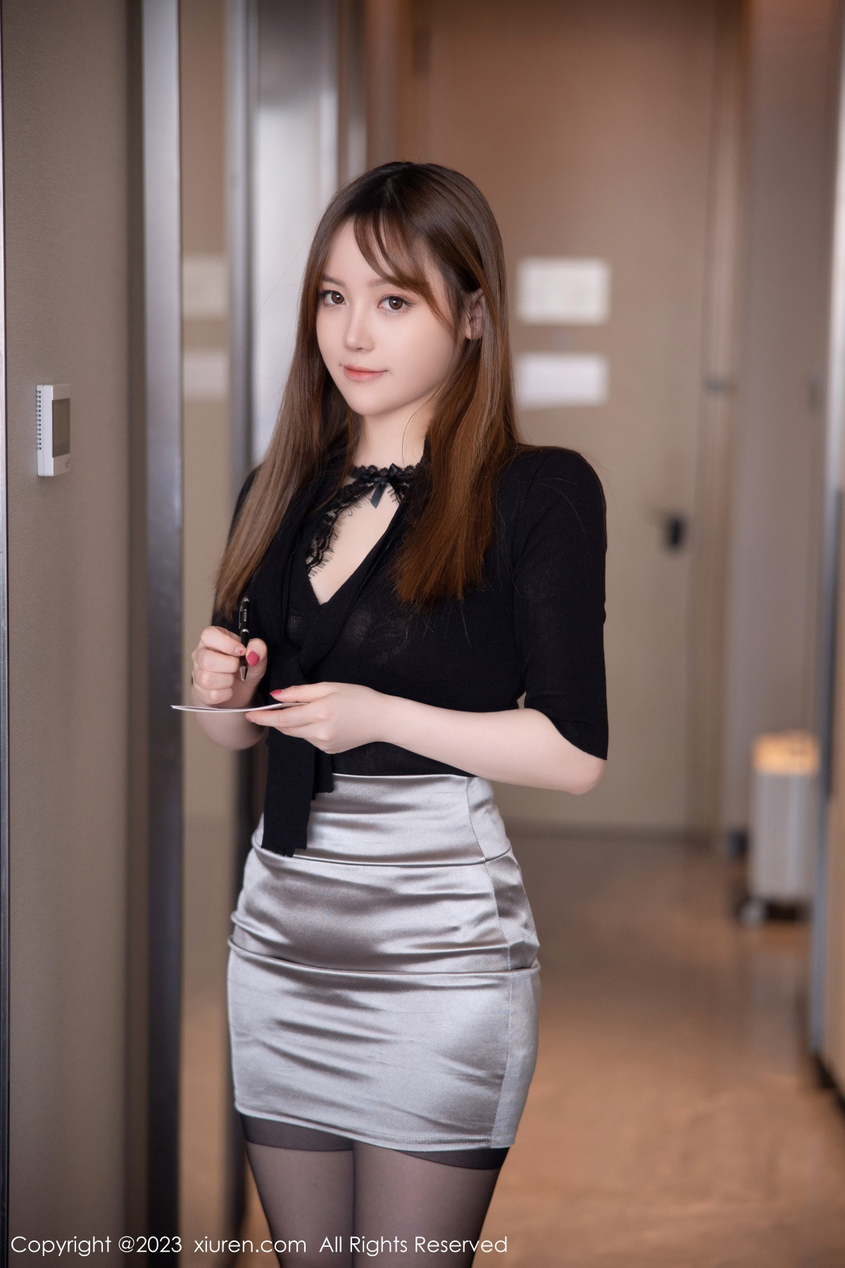 Xgyw.Net_XiuRen第6269期_模特豆瓣酱黑色上衣配灰短裙露黑色蕾丝内衣秀丰满身材诱惑写真88P