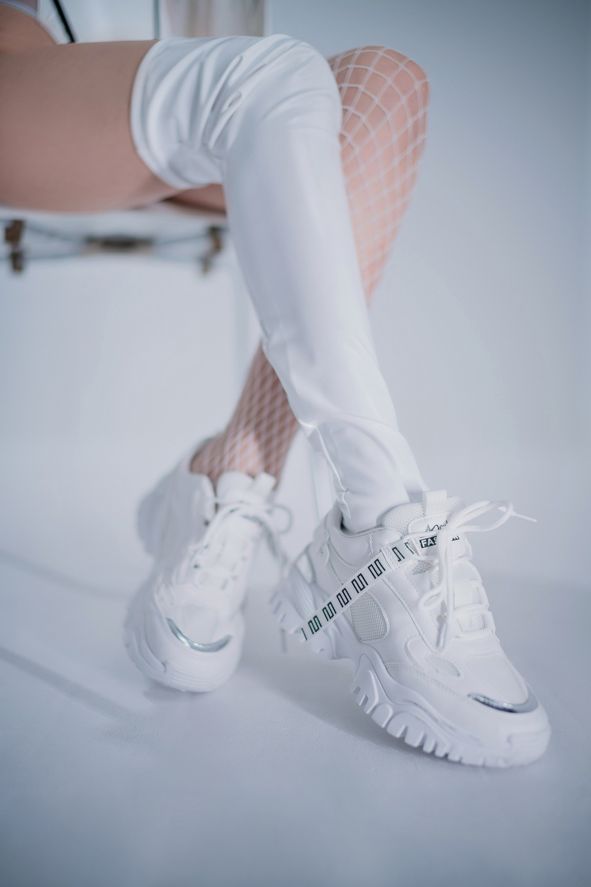 Xgyw.Net_Coser妹子Ely_eee-CyberGirl Blanche主题私房性感高叉连体衣秀翘臀美腿诱惑写真42P