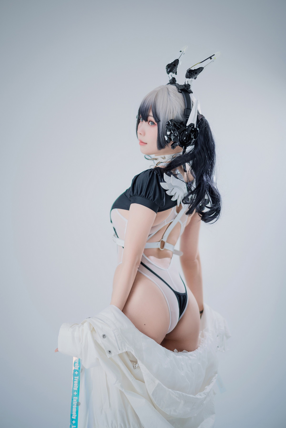 Xgyw.Net_Coser妹子Ely_eee-CyberGirl Blanche主题私房性感高叉连体衣秀翘臀美腿诱惑写真42P