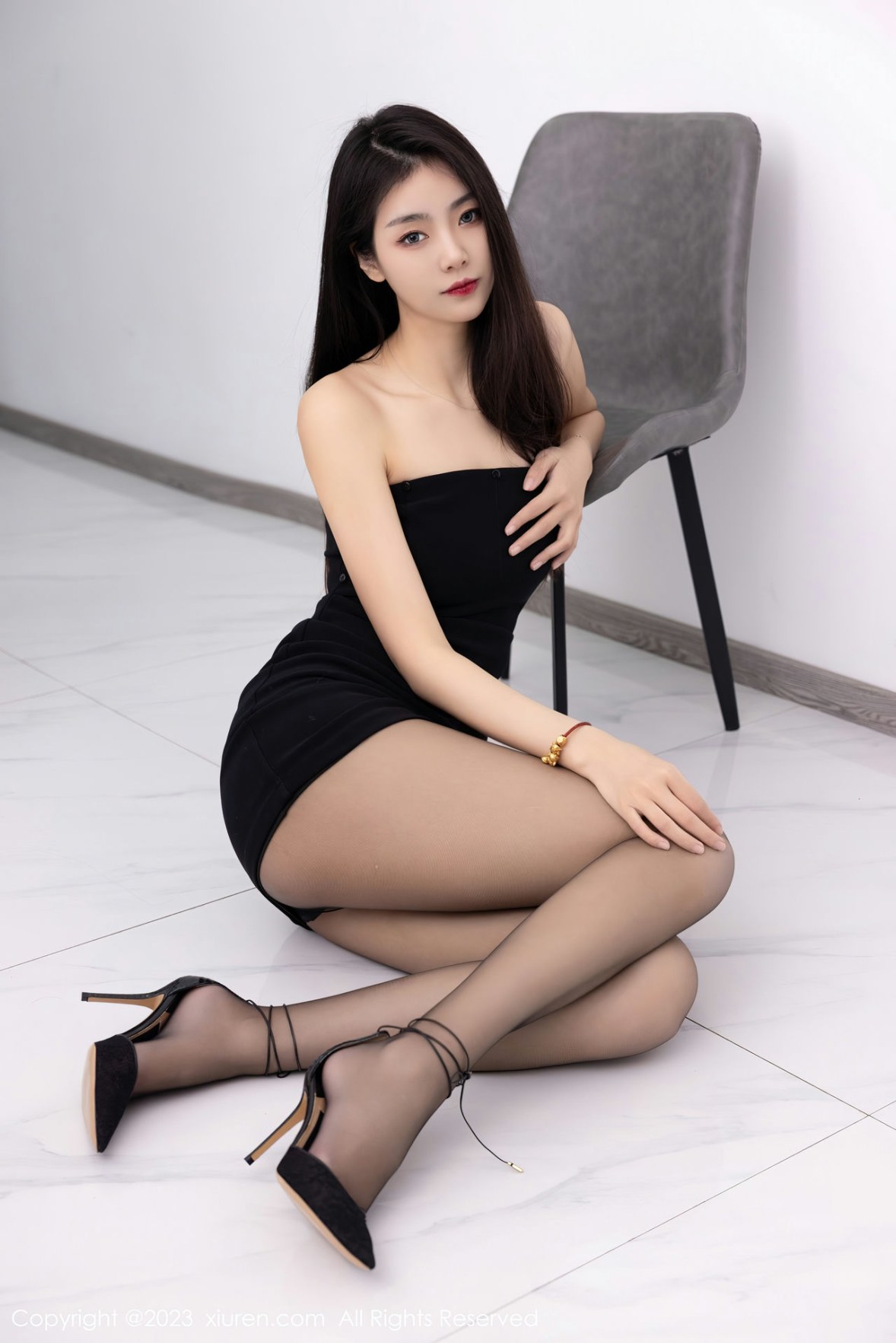 Xgyw.Net_XiuRen第6275期_模特可乐Vicky黑色露肩连衣短裙配超薄黑丝秀苗条身材性感写真60P