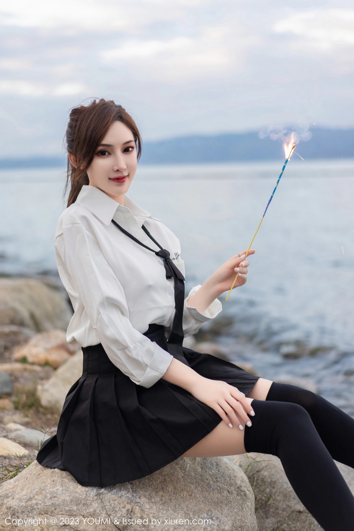 Xgyw.Net_[YouMi尤蜜荟]Vol.903_女神Carol周妍希大理旅拍性感白T配黑短裙秀完美身材迷人写真100P