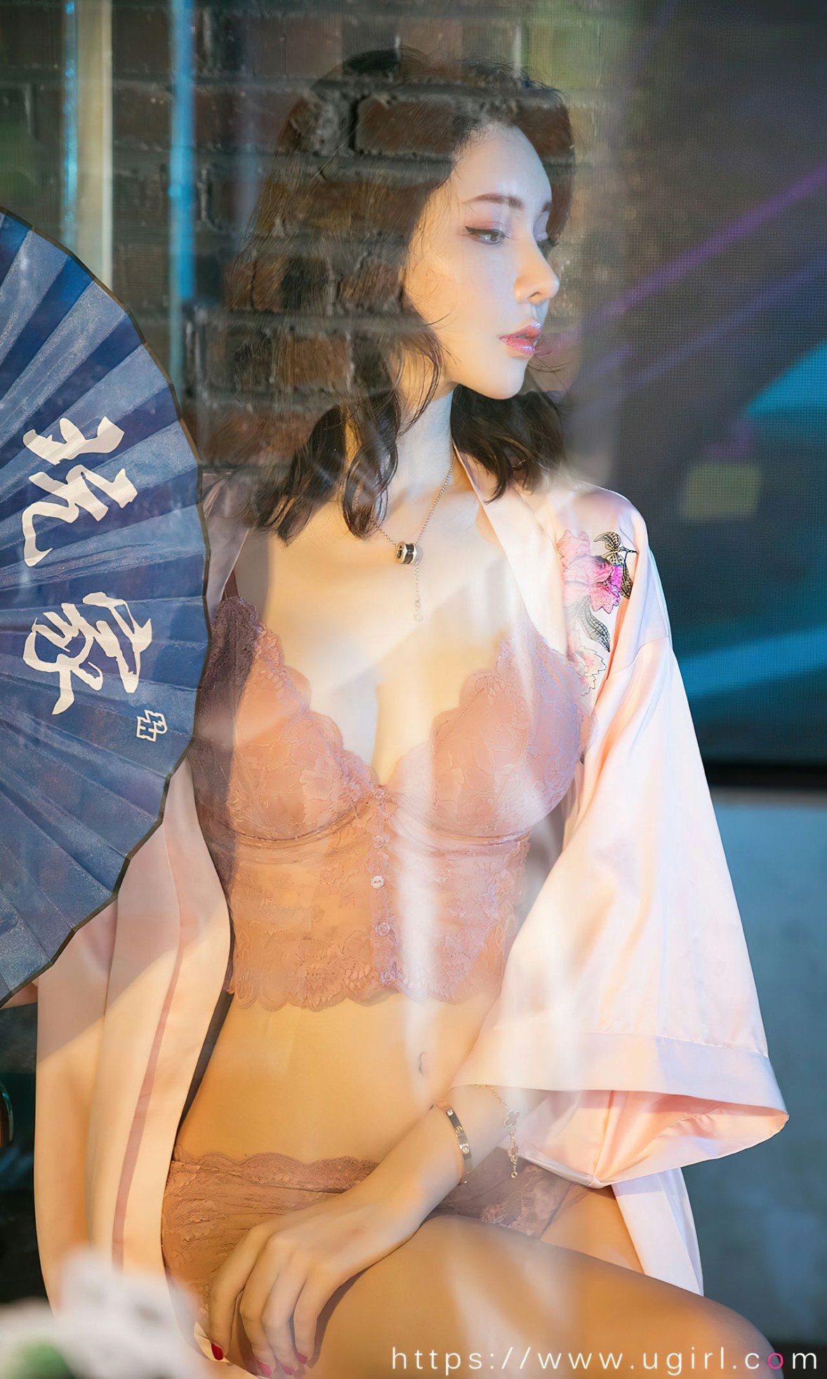 Xgyw.Net_[Ugirls爱尤物]No.2521_模特萌琪琪半脱性感粉色睡袍露蕾丝内衣秀完美身材诱惑写真35P