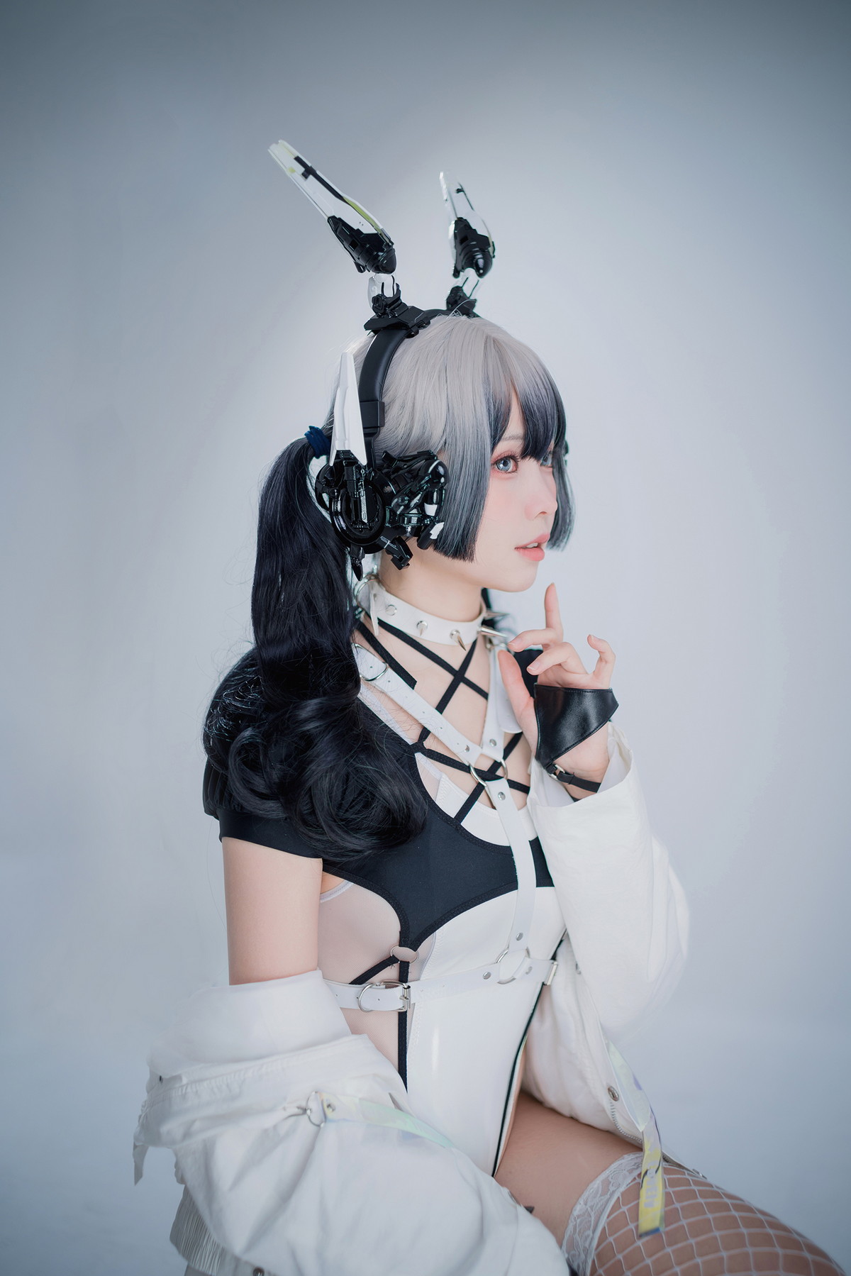 Xgyw.Net_Coser妹子Ely_eee-CyberGirl Blanche主题私房性感高叉连体衣秀翘臀美腿诱惑写真42P
