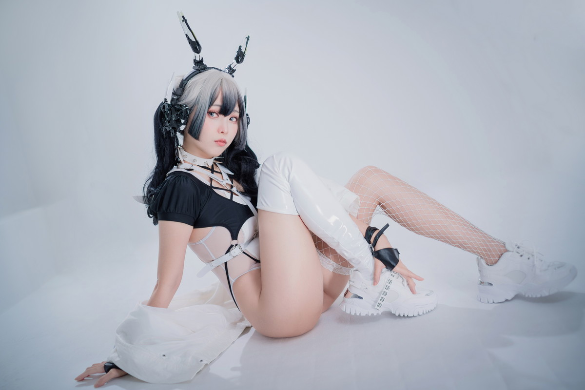 Xgyw.Net_Coser妹子Ely_eee-CyberGirl Blanche主题私房性感高叉连体衣秀翘臀美腿诱惑写真42P