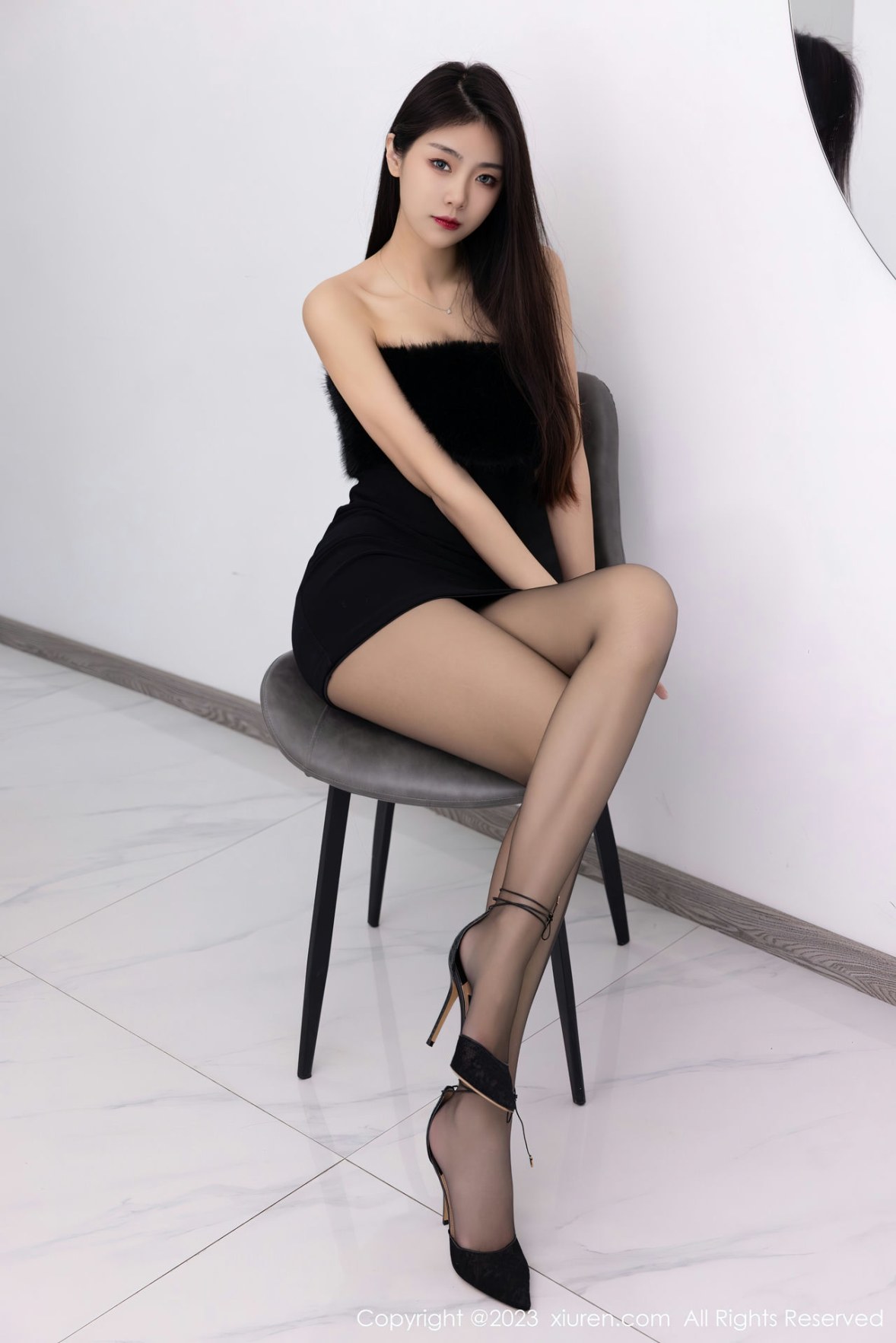 Xgyw.Net_XiuRen第6275期_模特可乐Vicky黑色露肩连衣短裙配超薄黑丝秀苗条身材性感写真60P