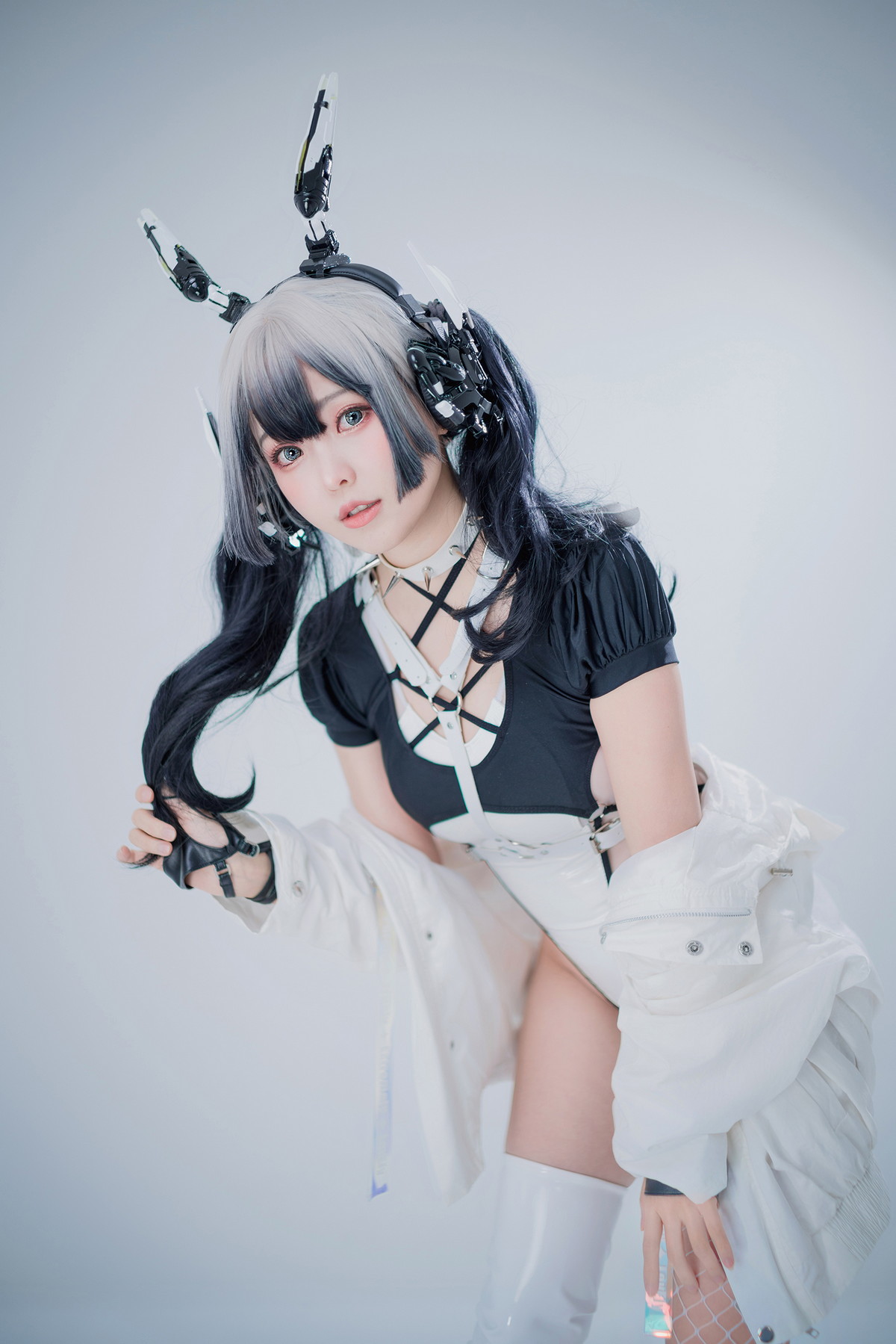 Xgyw.Net_Coser妹子Ely_eee-CyberGirl Blanche主题私房性感高叉连体衣秀翘臀美腿诱惑写真42P