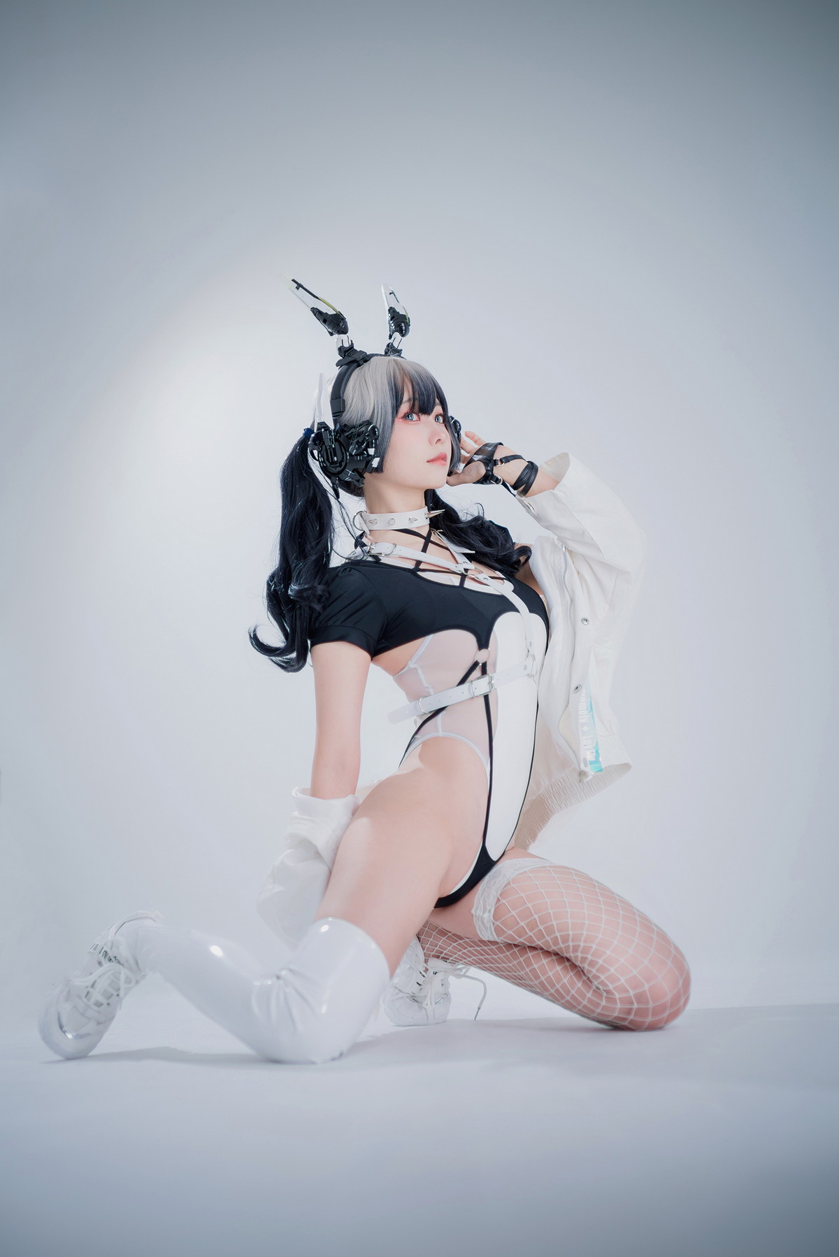 Xgyw.Net_Coser妹子Ely_eee-CyberGirl Blanche主题私房性感高叉连体衣秀翘臀美腿诱惑写真42P