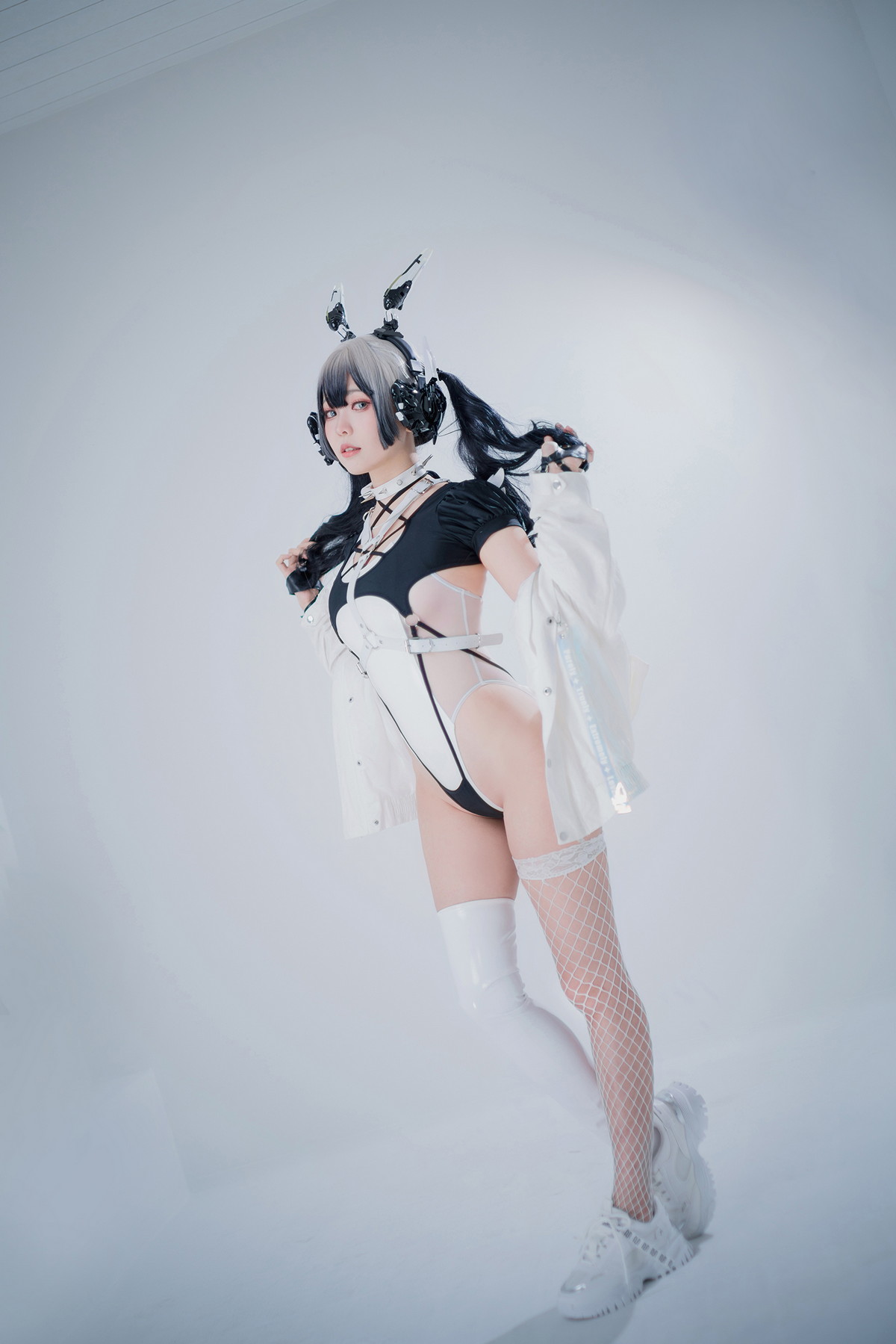 Xgyw.Net_Coser妹子Ely_eee-CyberGirl Blanche主题私房性感高叉连体衣秀翘臀美腿诱惑写真42P