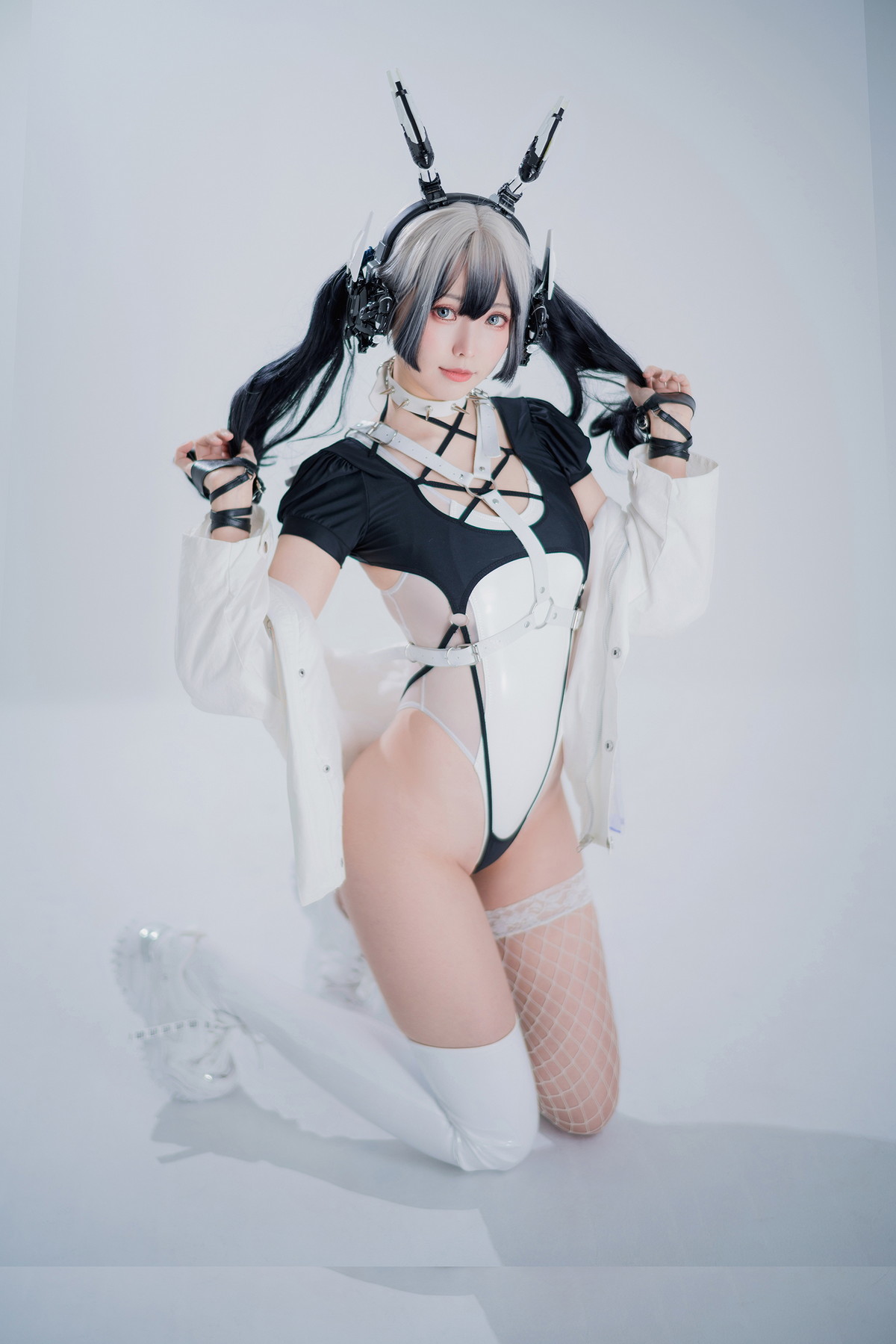 Xgyw.Net_Coser妹子Ely_eee-CyberGirl Blanche主题私房性感高叉连体衣秀翘臀美腿诱惑写真42P