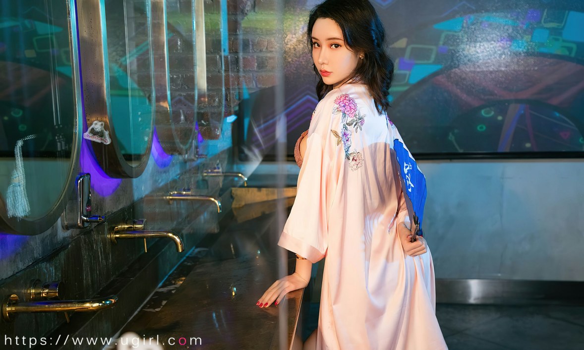 Xgyw.Net_[Ugirls爱尤物]No.2521_模特萌琪琪半脱性感粉色睡袍露蕾丝内衣秀完美身材诱惑写真35P