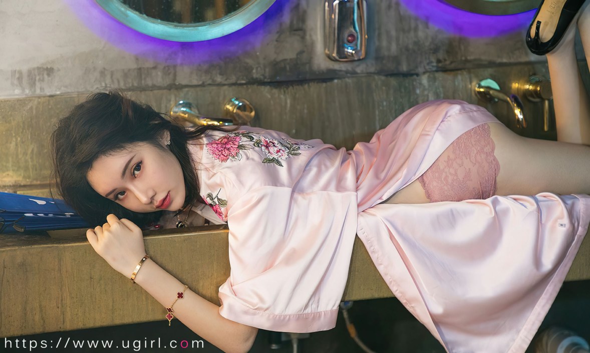 Xgyw.Net_[Ugirls爱尤物]No.2521_模特萌琪琪半脱性感粉色睡袍露蕾丝内衣秀完美身材诱惑写真35P