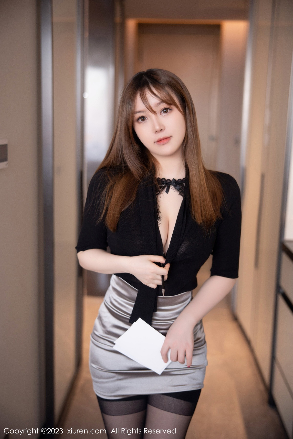 Xgyw.Net_XiuRen第6269期_模特豆瓣酱黑色上衣配灰短裙露黑色蕾丝内衣秀丰满身材诱惑写真88P