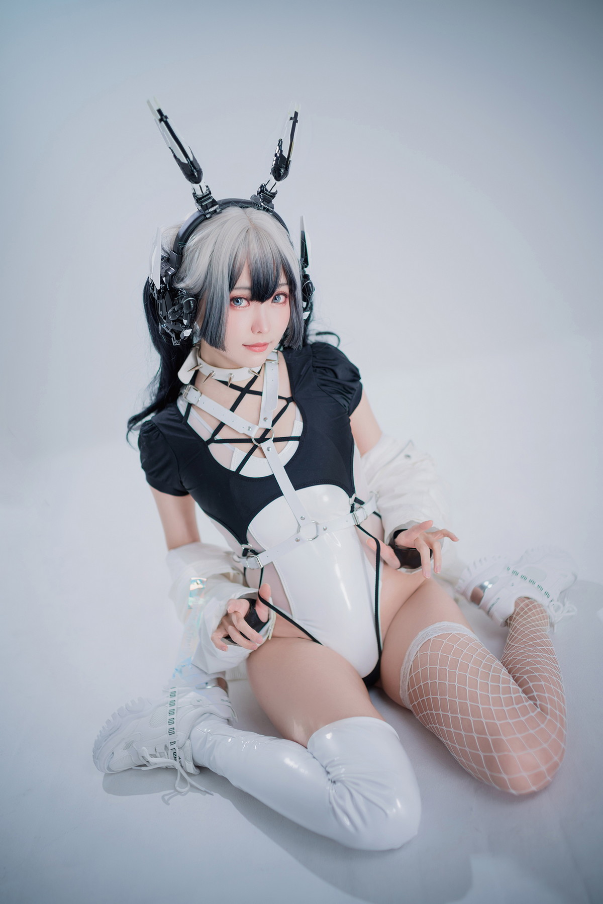 Xgyw.Net_Coser妹子Ely_eee-CyberGirl Blanche主题私房性感高叉连体衣秀翘臀美腿诱惑写真42P