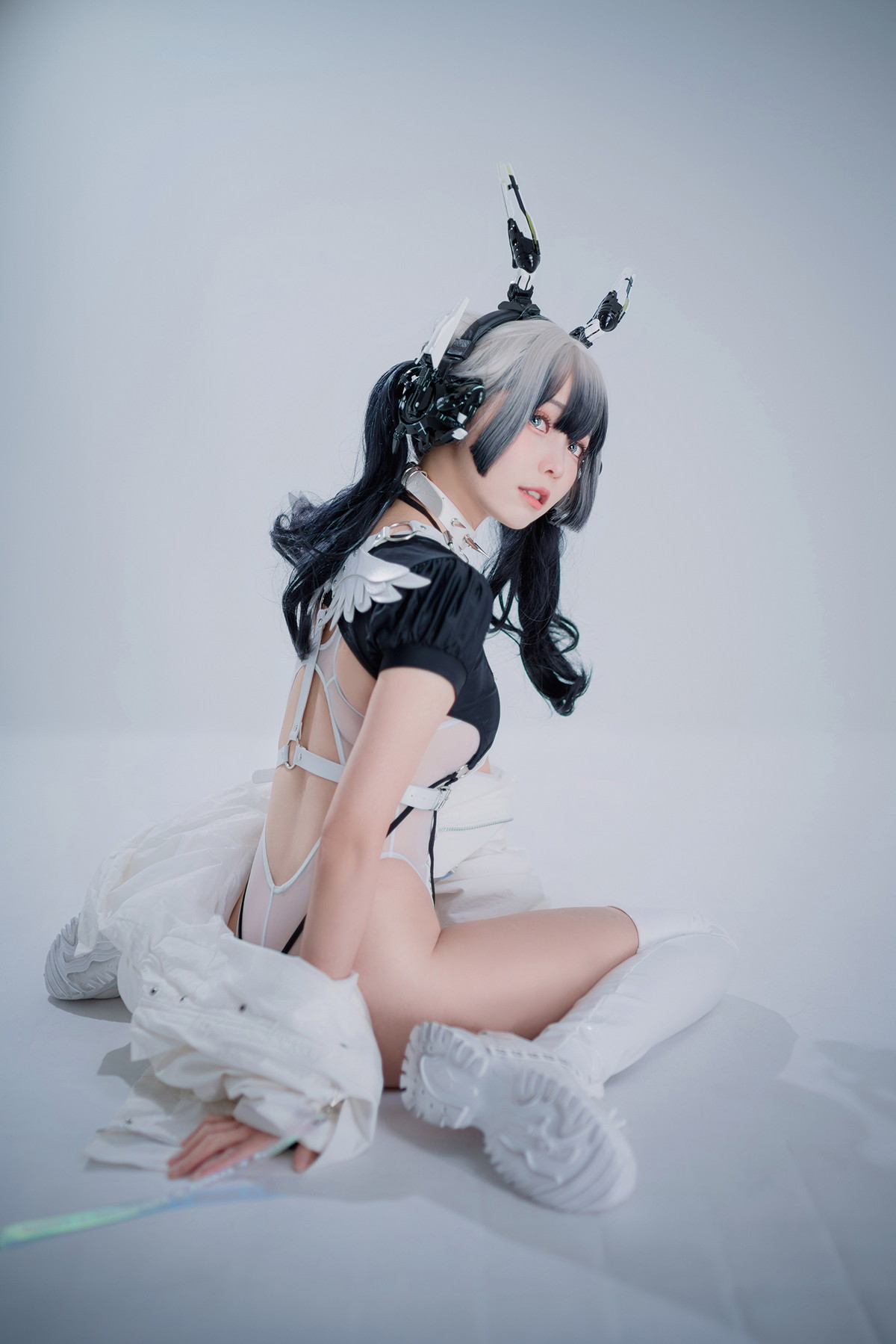 Xgyw.Net_Coser妹子Ely_eee-CyberGirl Blanche主题私房性感高叉连体衣秀翘臀美腿诱惑写真42P