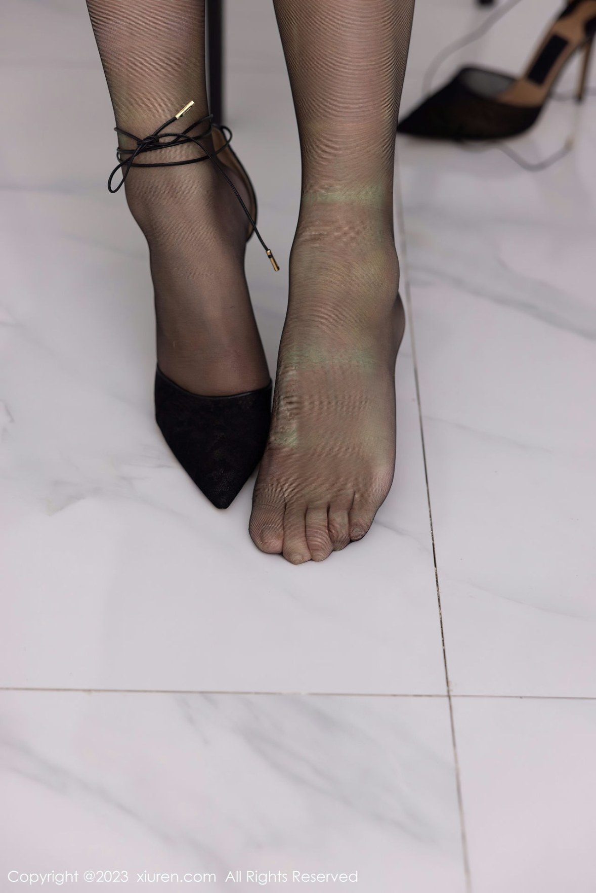 Xgyw.Net_XiuRen第6275期_模特可乐Vicky黑色露肩连衣短裙配超薄黑丝秀苗条身材性感写真60P