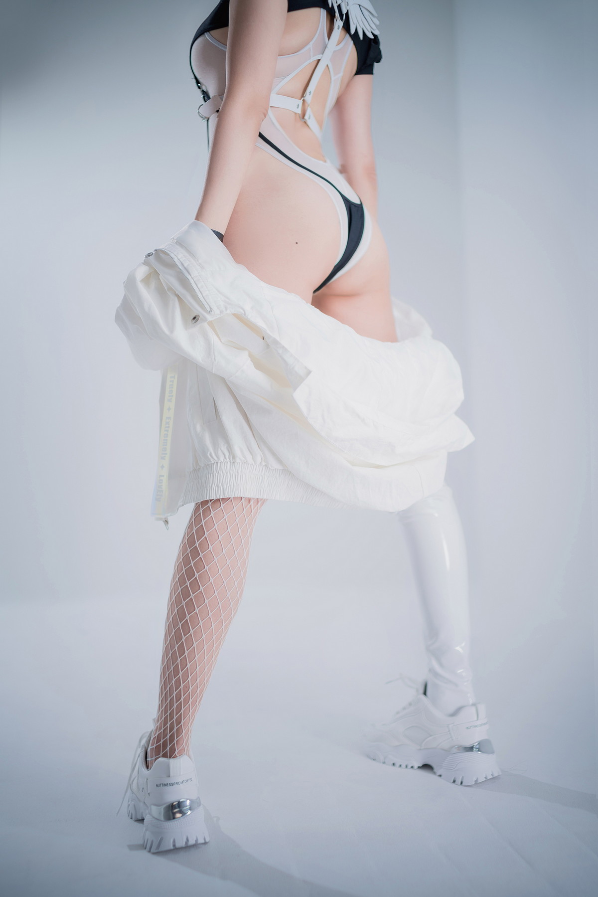 Xgyw.Net_Coser妹子Ely_eee-CyberGirl Blanche主题私房性感高叉连体衣秀翘臀美腿诱惑写真42P