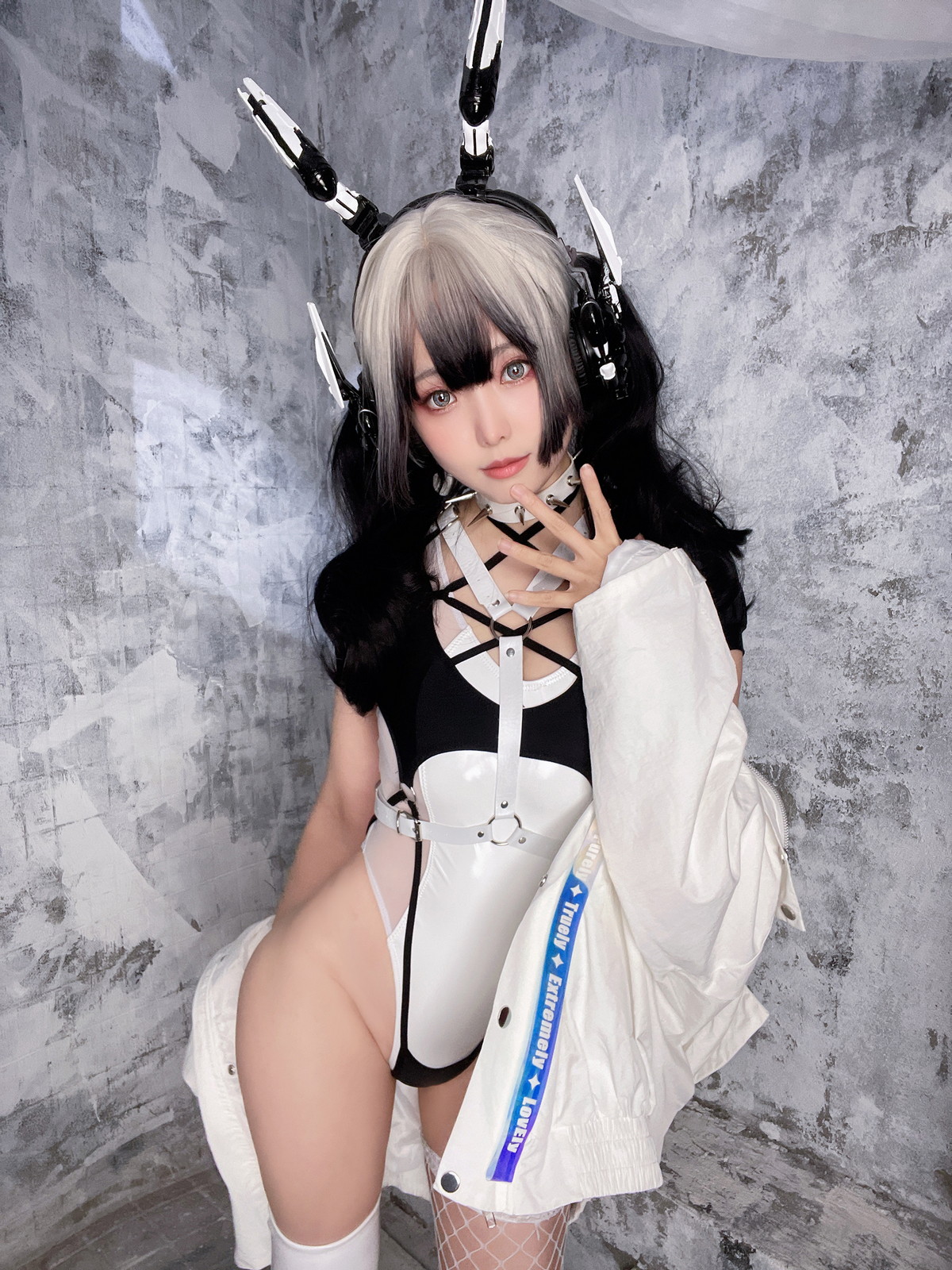 Xgyw.Net_Coser妹子Ely_eee-CyberGirl Blanche主题私房性感高叉连体衣秀翘臀美腿诱惑写真42P