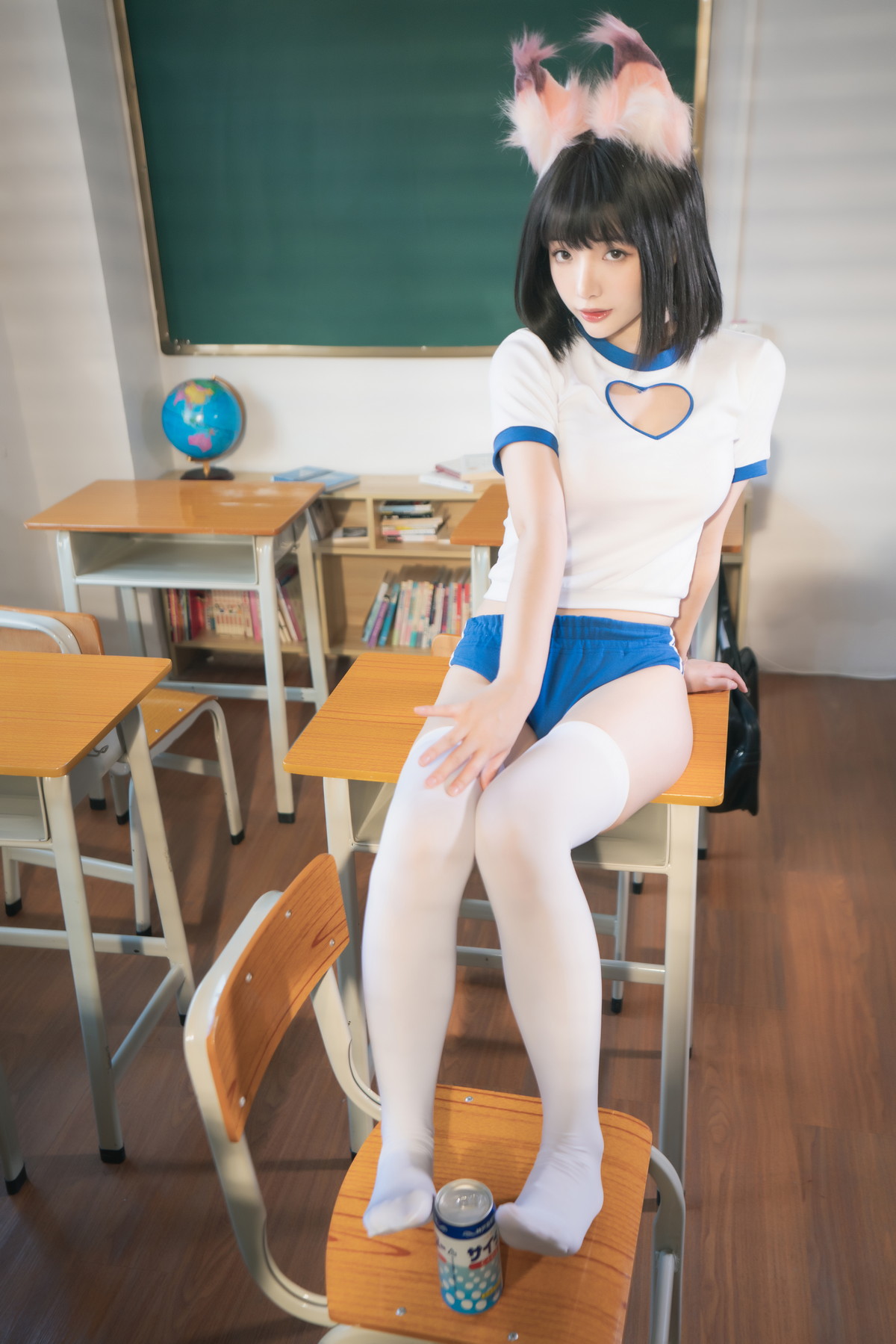 Xgyw.Net_动漫博主雯妹不讲道理运动服猫咪主题教师性感白色运动装配白丝袜迷人诱惑写真30P