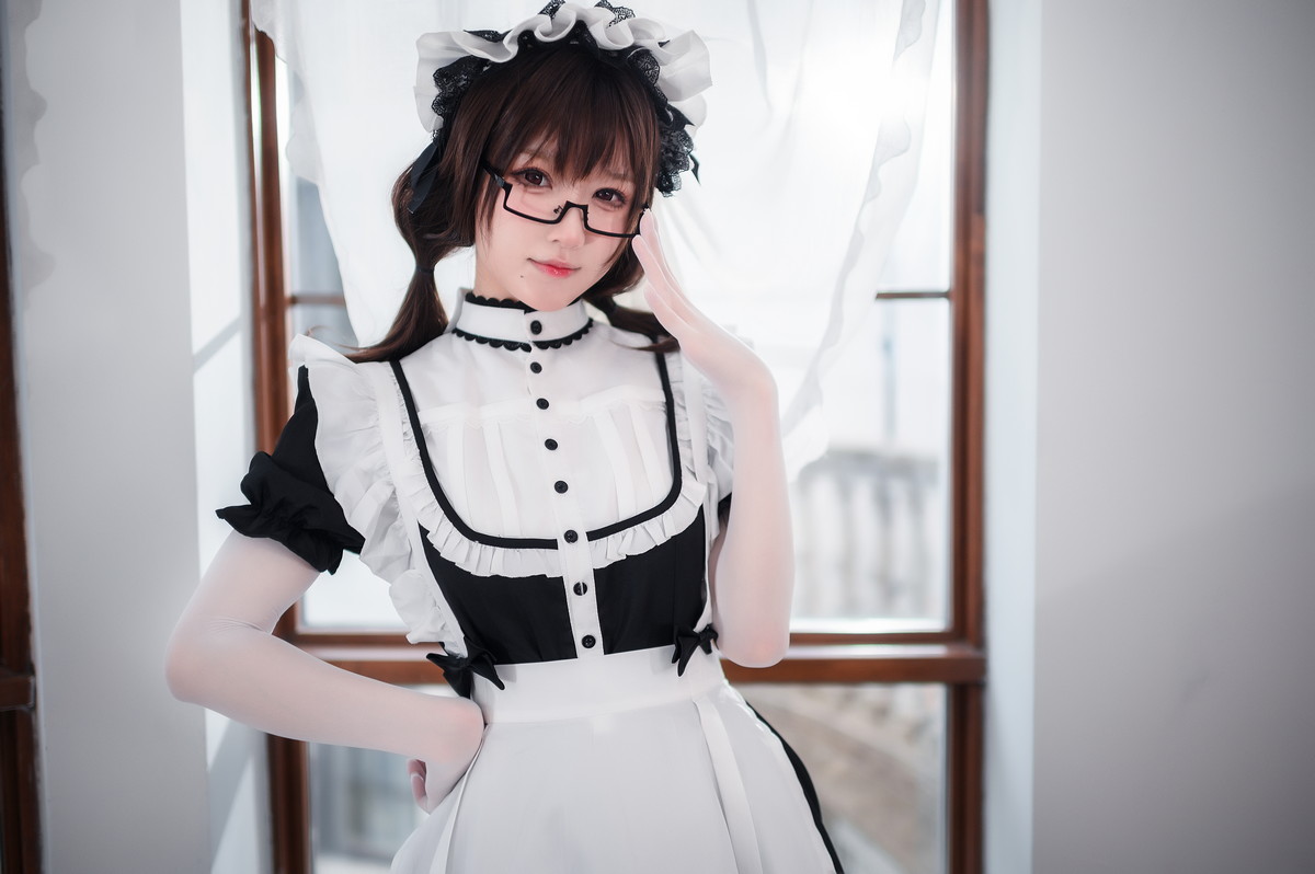 Xgyw.Net_动漫博主阿包也是兔娘传统长裙女仆主题私房性感黑色女仆裙半撩秀翘臀诱惑写真47P
