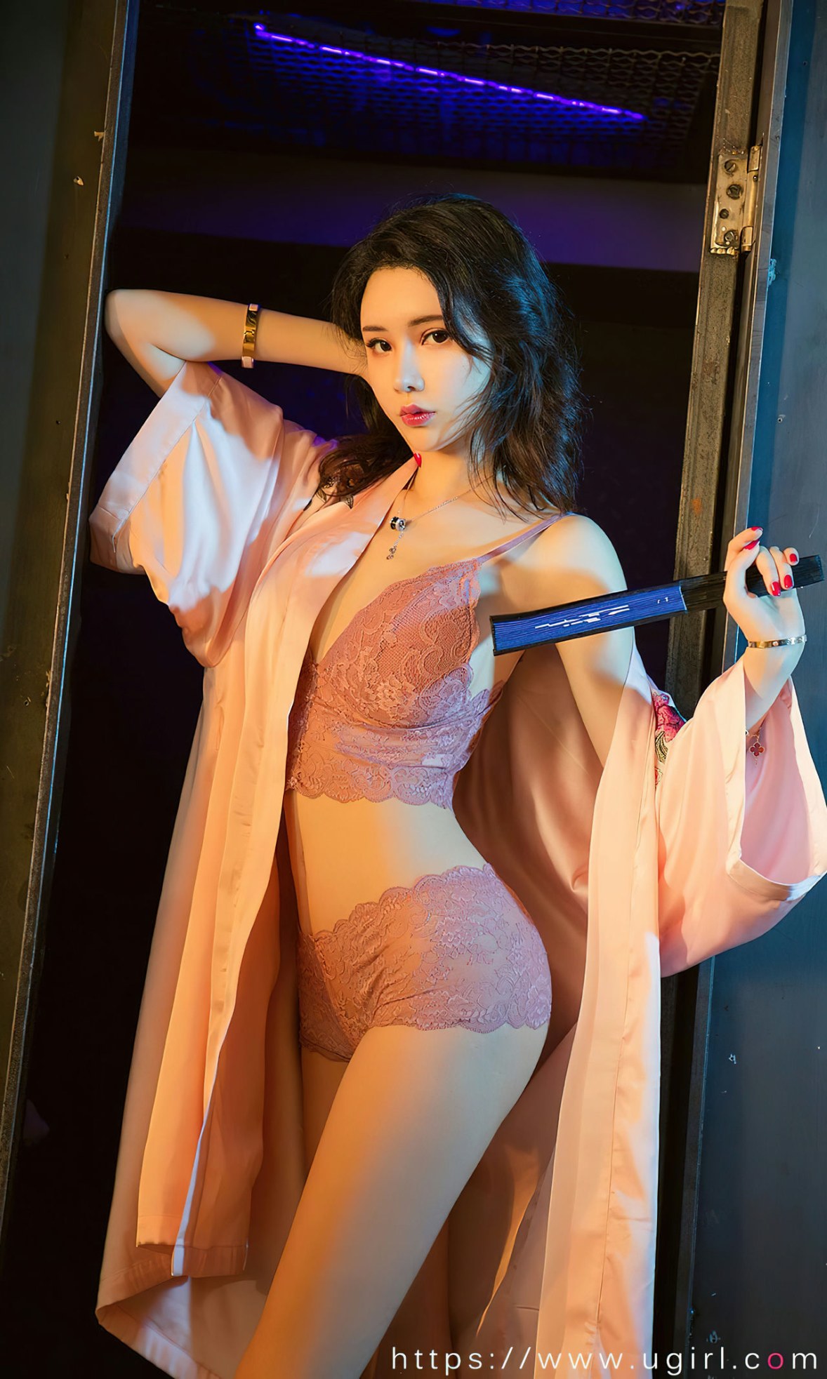 Xgyw.Net_[Ugirls爱尤物]No.2521_模特萌琪琪半脱性感粉色睡袍露蕾丝内衣秀完美身材诱惑写真35P