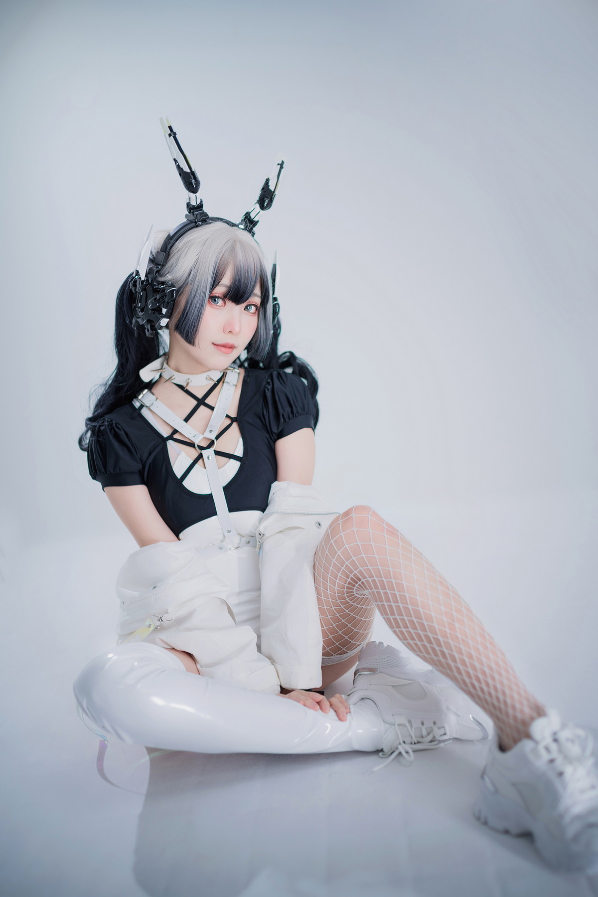 Xgyw.Net_Coser妹子Ely_eee-CyberGirl Blanche主题私房性感高叉连体衣秀翘臀美腿诱惑写真42P