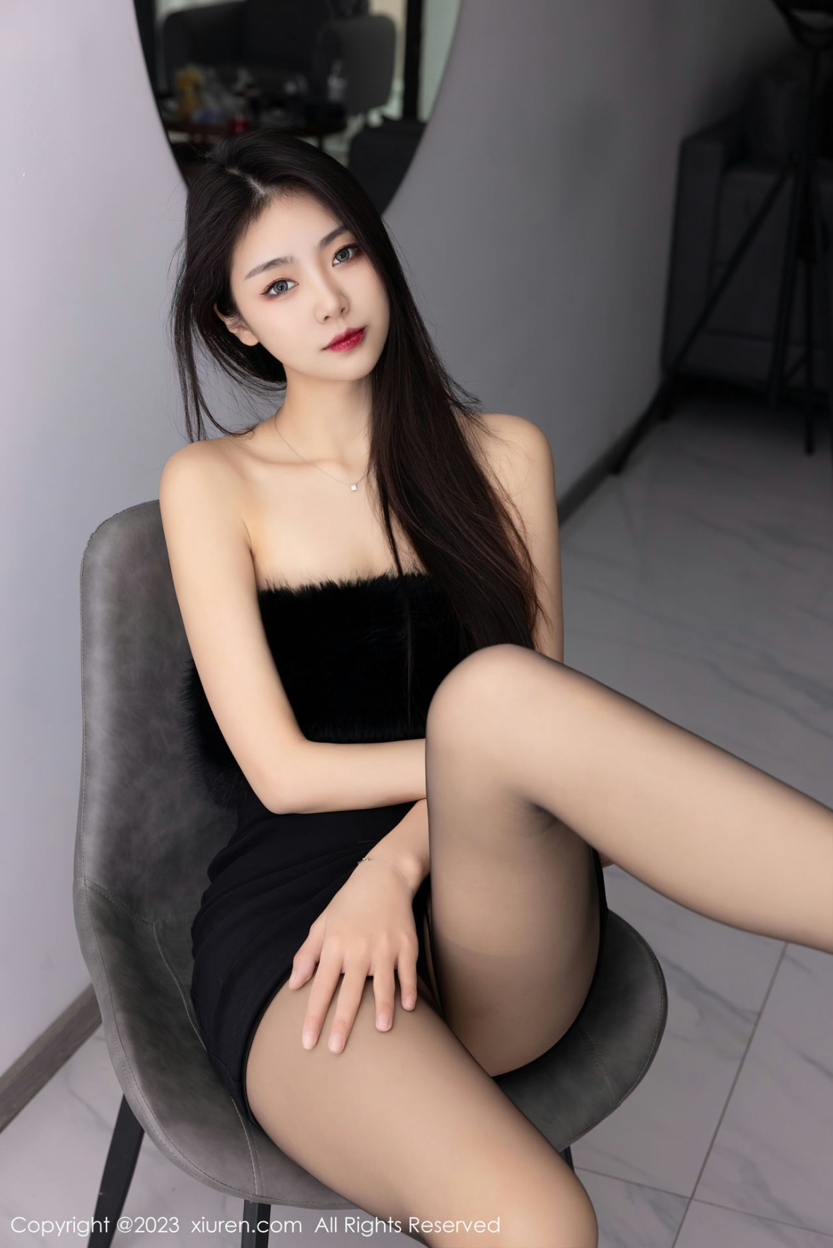 Xgyw.Net_XiuRen第6275期_模特可乐Vicky黑色露肩连衣短裙配超薄黑丝秀苗条身材性感写真60P