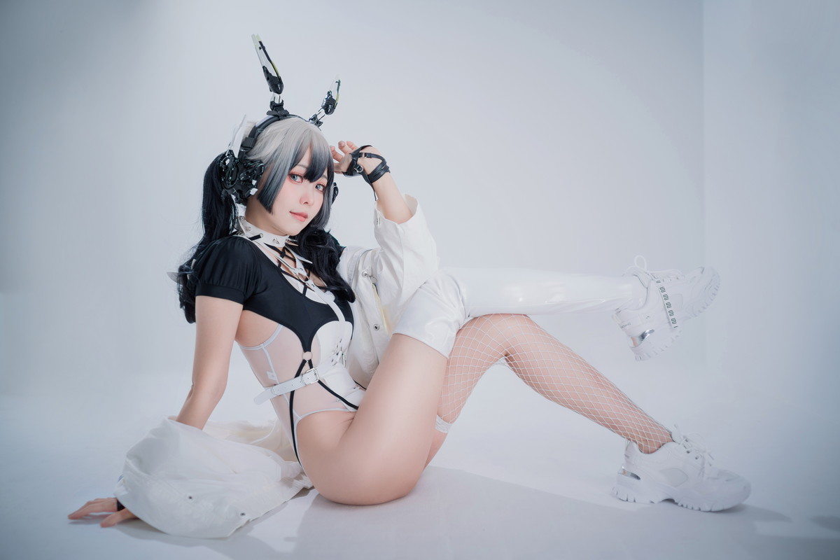 Xgyw.Net_Coser妹子Ely_eee-CyberGirl Blanche主题私房性感高叉连体衣秀翘臀美腿诱惑写真42P