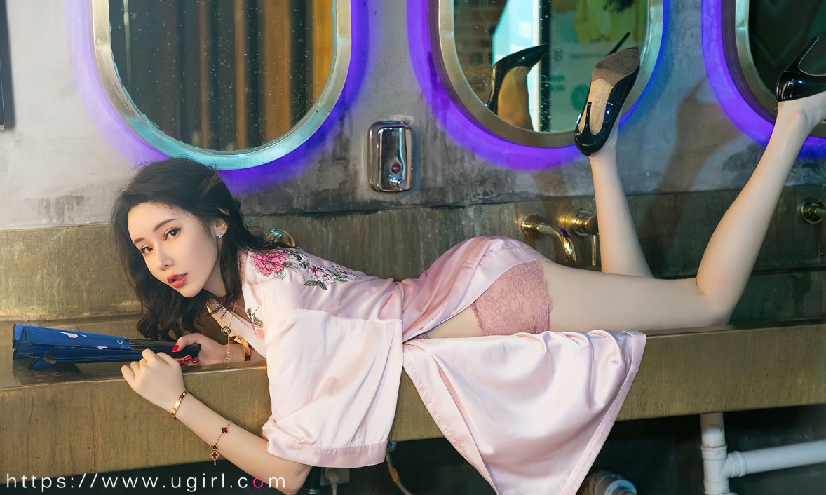 Xgyw.Net_[Ugirls爱尤物]No.2521_模特萌琪琪半脱性感粉色睡袍露蕾丝内衣秀完美身材诱惑写真35P