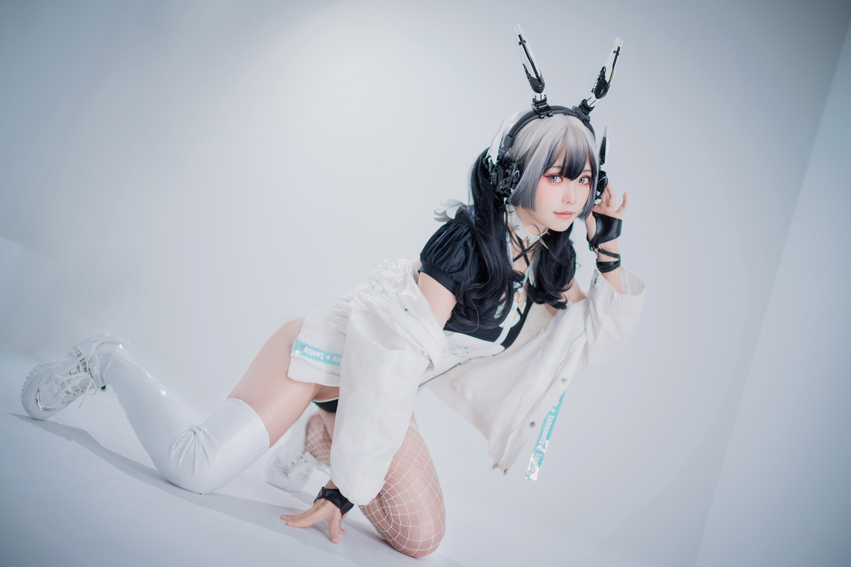 Xgyw.Net_Coser妹子Ely_eee-CyberGirl Blanche主题私房性感高叉连体衣秀翘臀美腿诱惑写真42P