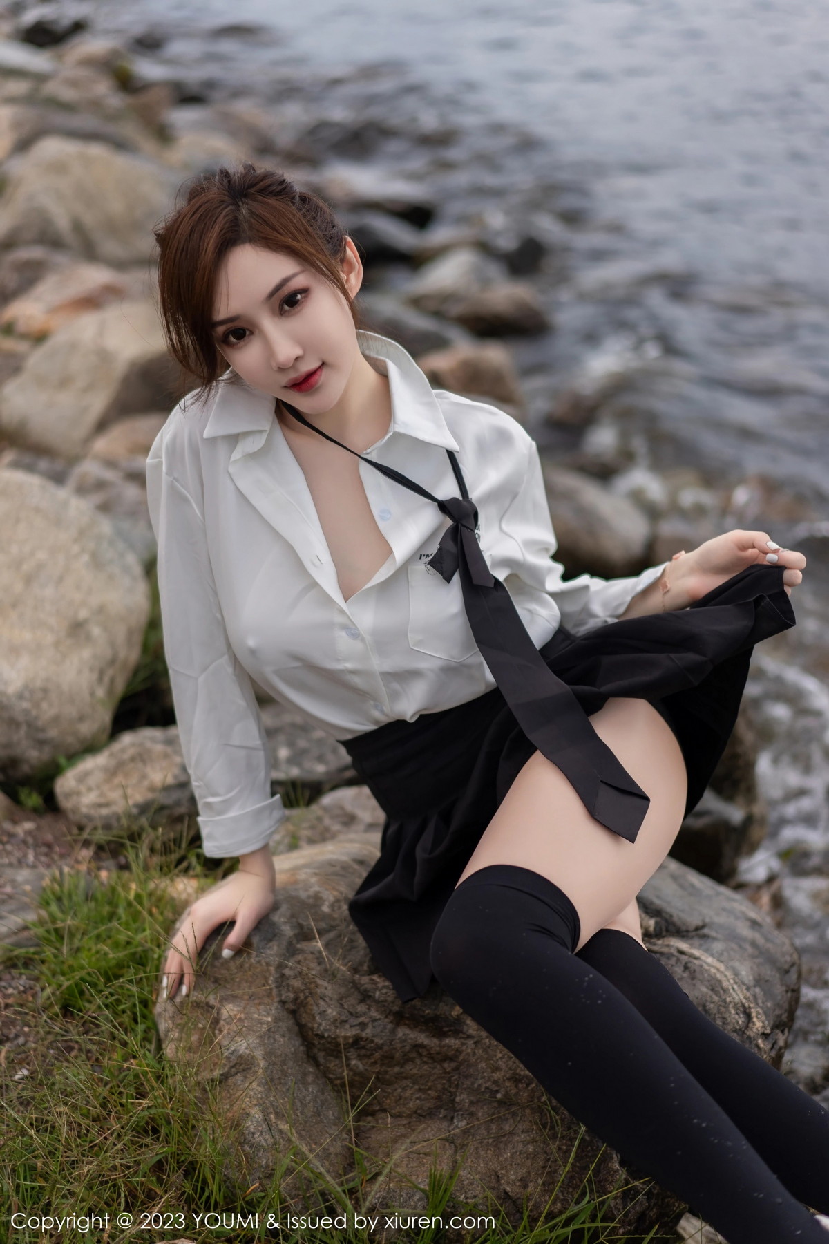 Xgyw.Net_[YouMi尤蜜荟]Vol.903_女神Carol周妍希大理旅拍性感白T配黑短裙秀完美身材迷人写真100P