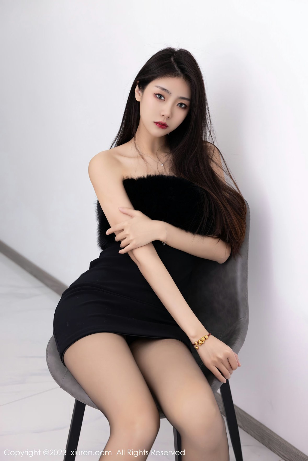 Xgyw.Net_XiuRen第6275期_模特可乐Vicky黑色露肩连衣短裙配超薄黑丝秀苗条身材性感写真60P