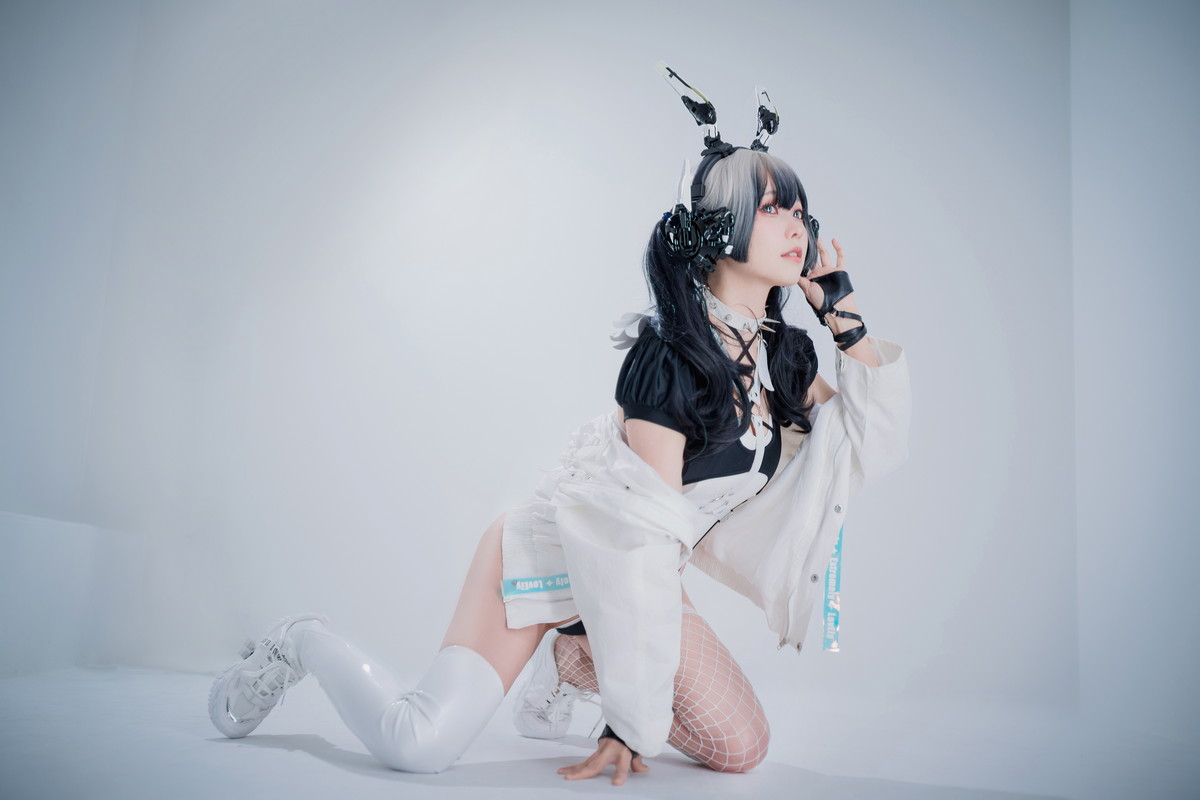 Xgyw.Net_Coser妹子Ely_eee-CyberGirl Blanche主题私房性感高叉连体衣秀翘臀美腿诱惑写真42P