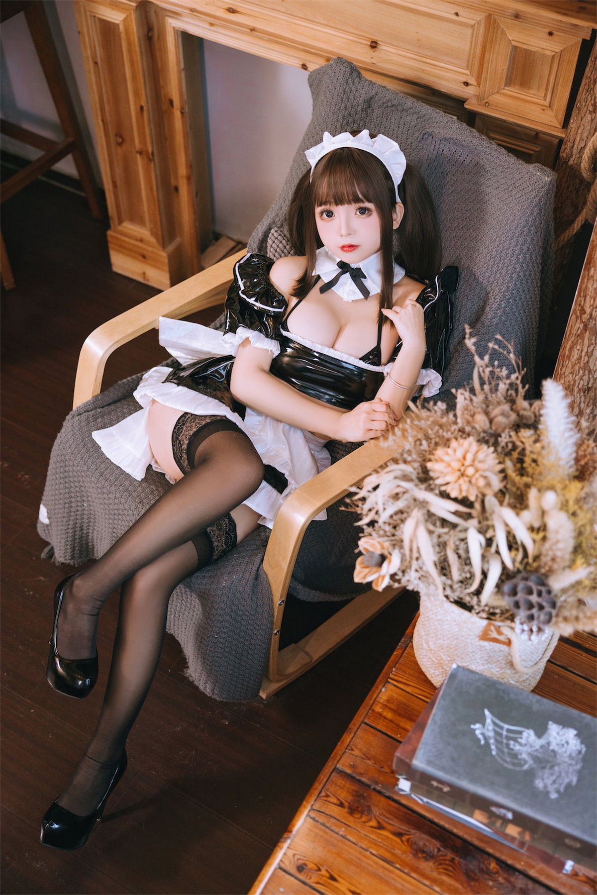 Xgyw.Net_Cosplay美女日奈娇皮质女仆主题性感黑色女仆装露黑色三点式内衣迷人诱惑写真75P