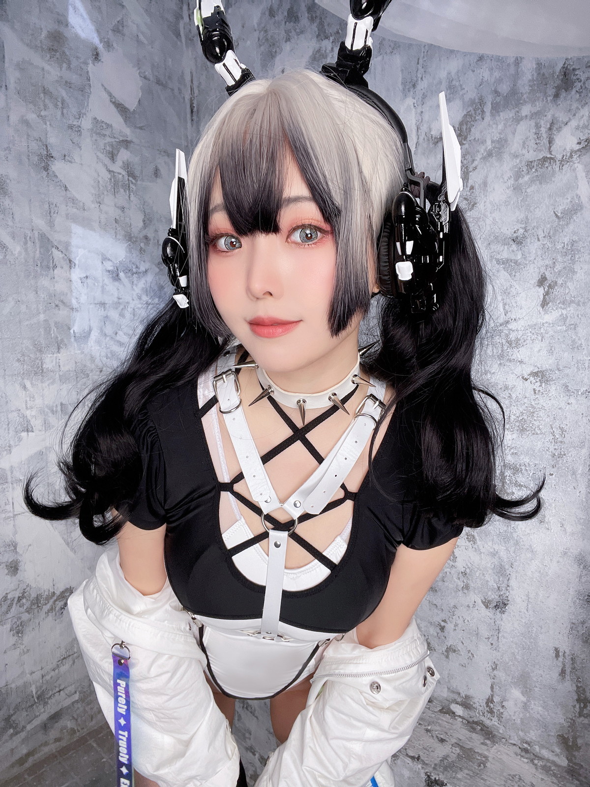 Xgyw.Net_Coser妹子Ely_eee-CyberGirl Blanche主题私房性感高叉连体衣秀翘臀美腿诱惑写真42P
