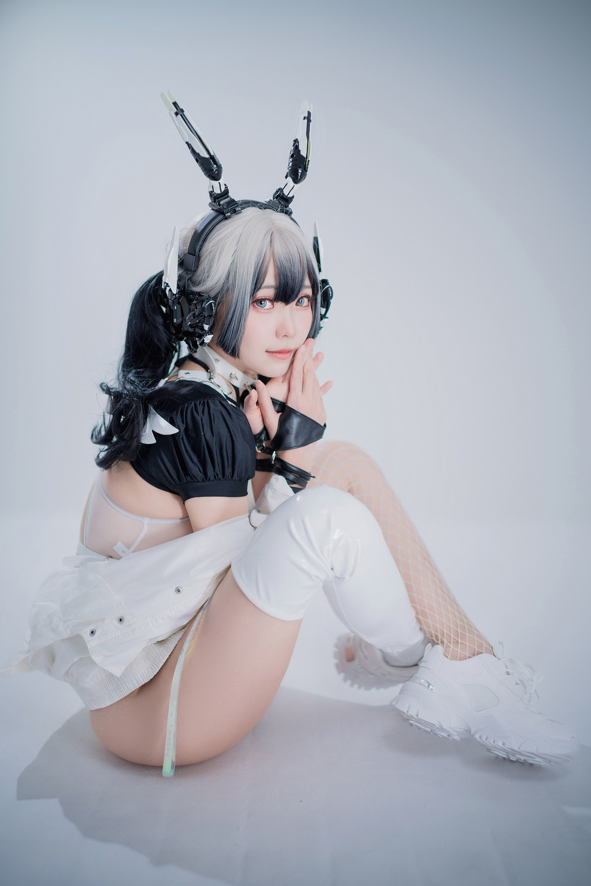 Xgyw.Net_Coser妹子Ely_eee-CyberGirl Blanche主题私房性感高叉连体衣秀翘臀美腿诱惑写真42P