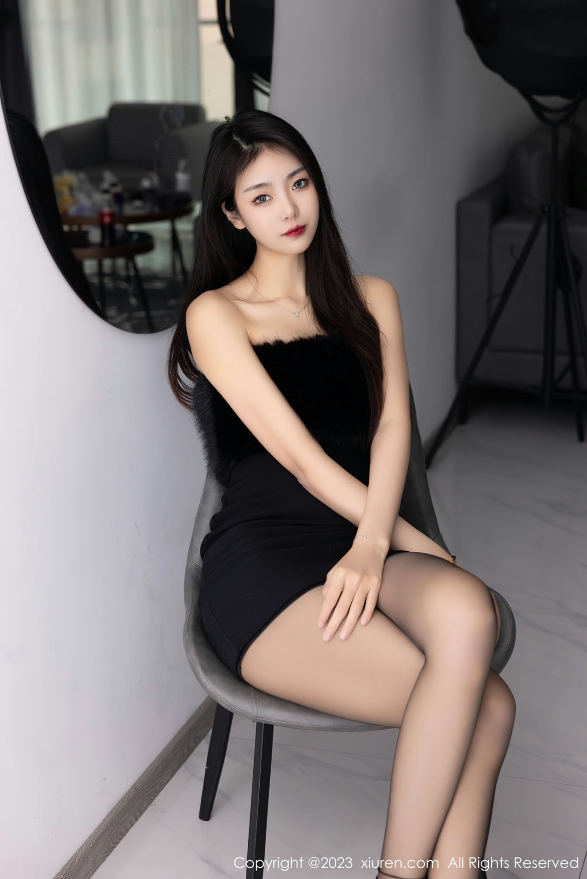 Xgyw.Net_XiuRen第6275期_模特可乐Vicky黑色露肩连衣短裙配超薄黑丝秀苗条身材性感写真60P