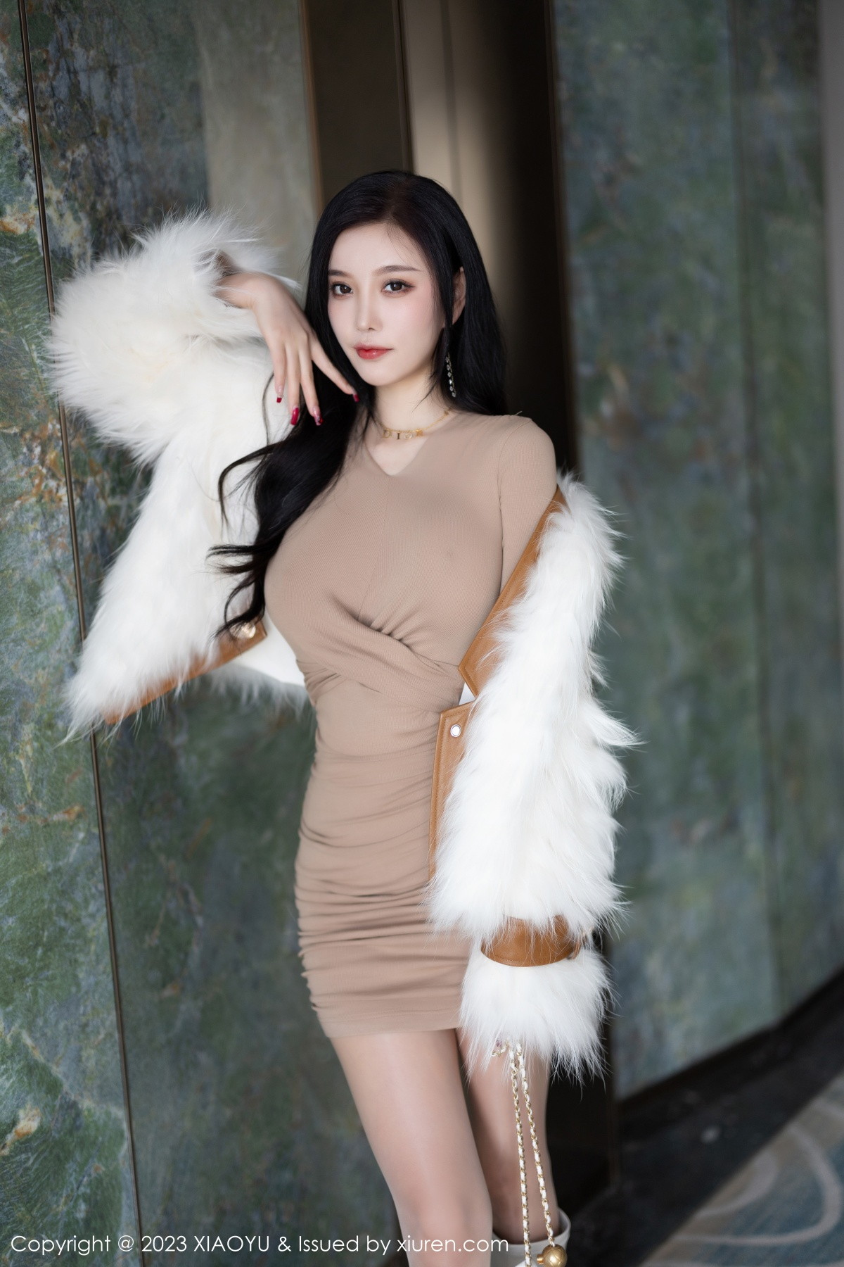 Xgyw.Net_[XiaoYu画语界]Vol.968_女神杨晨晨Yome杏色收身连衣裙配闪亮肉丝秀丰腴身材迷人写真82P