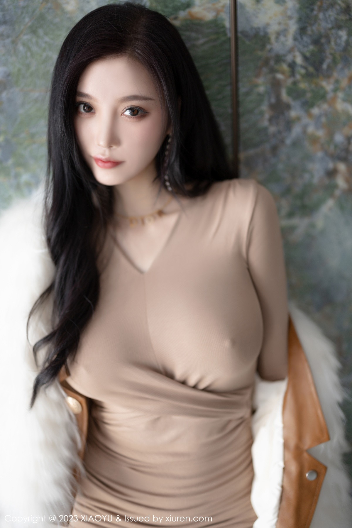 Xgyw.Net_[XiaoYu画语界]Vol.968_女神杨晨晨Yome杏色收身连衣裙配闪亮肉丝秀丰腴身材迷人写真82P